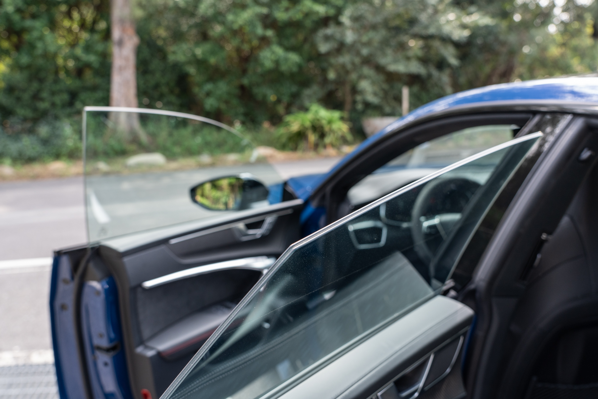 無窗框設計或多或少影響了車室寧靜度,但對於跑格的營造絕對功不可沒。