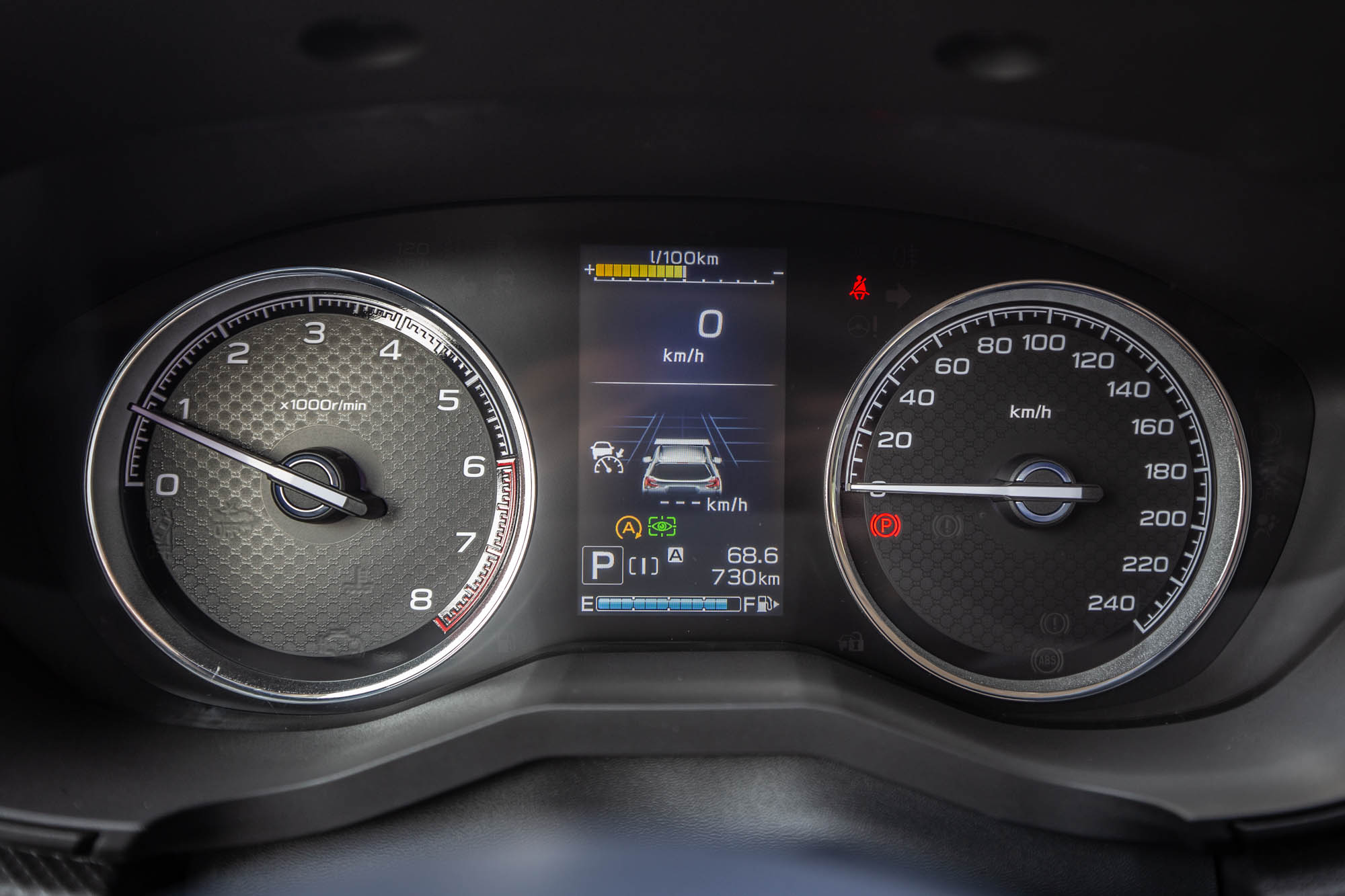 儀表板內的 4.2 吋 LCD 中央顯示螢幕。