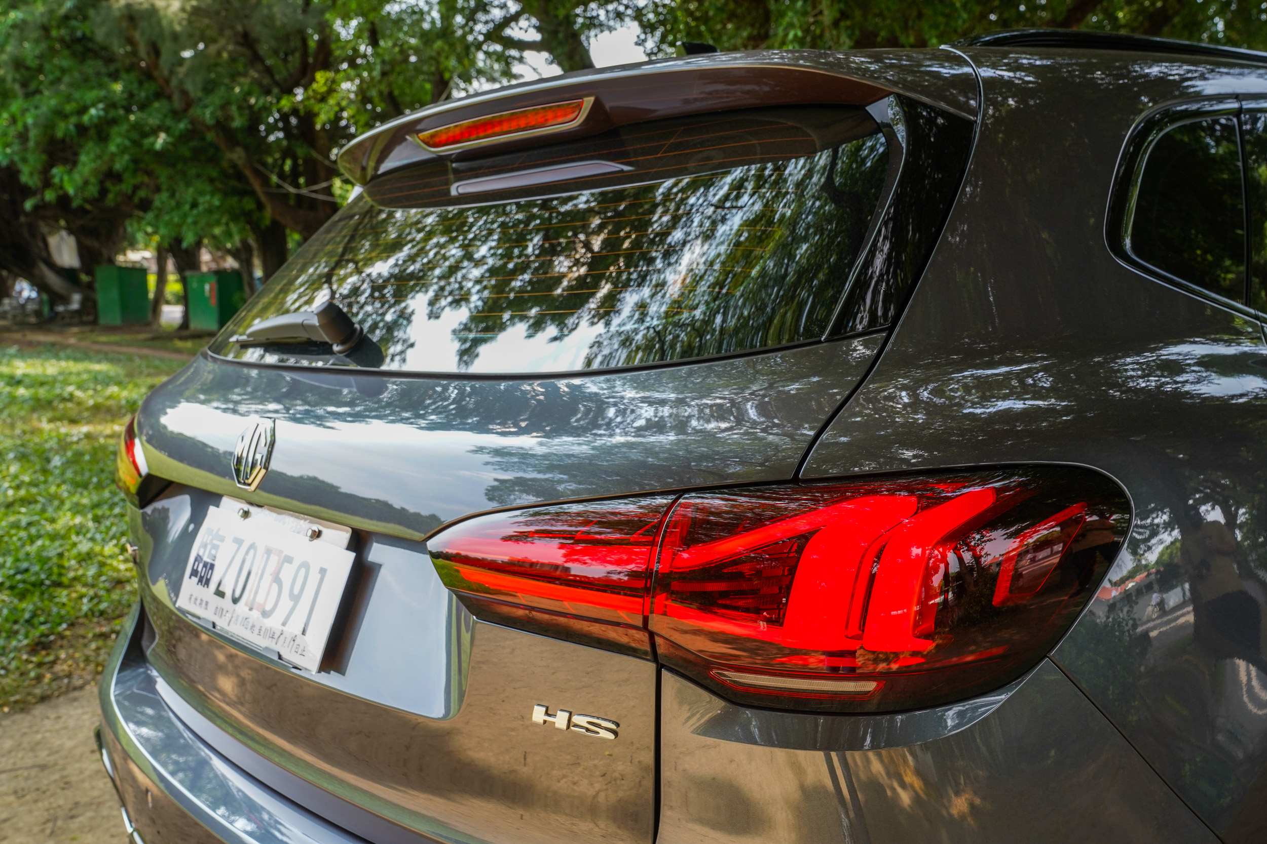 尾燈同樣為 LED 規格。