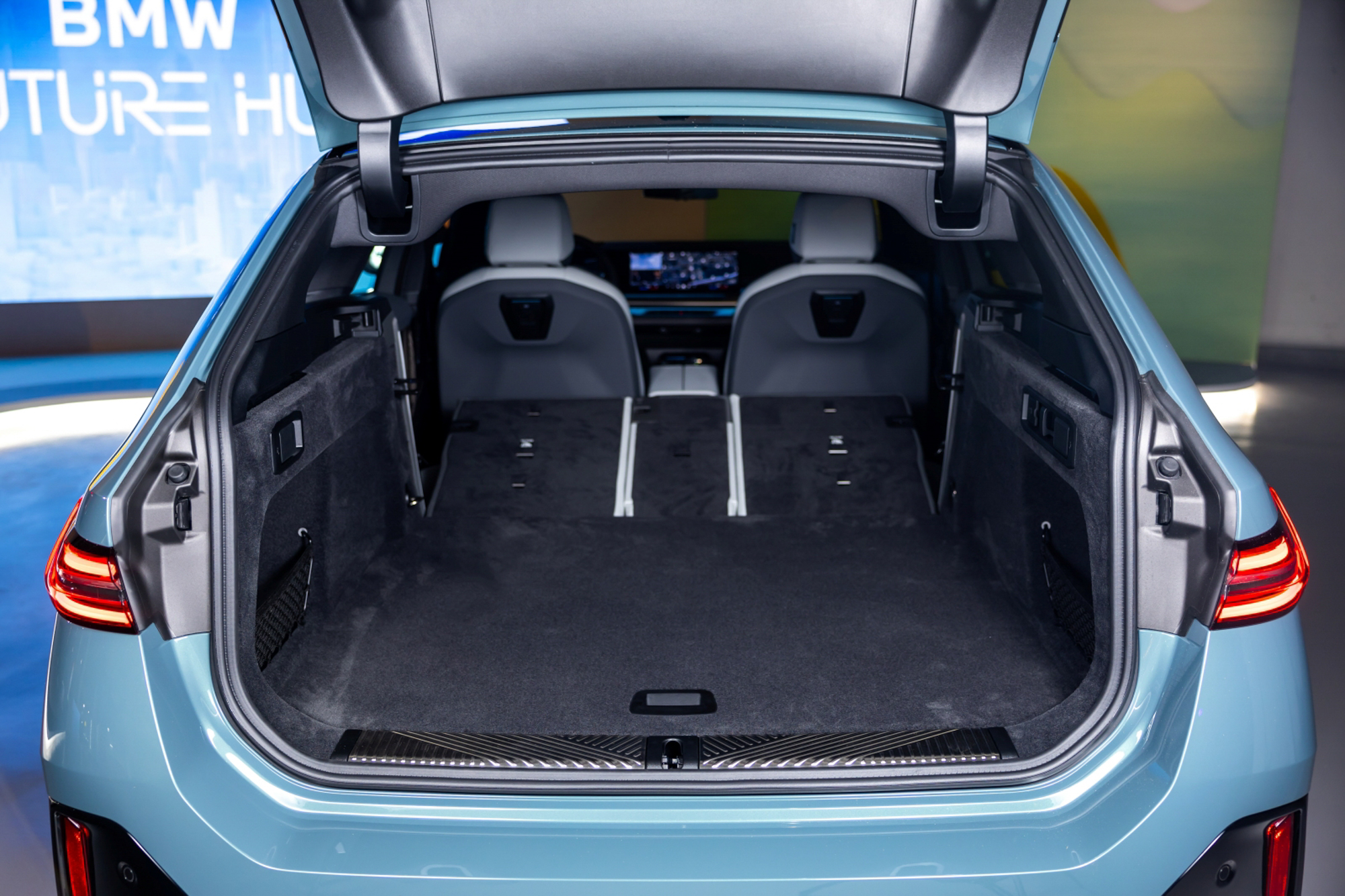 最高可擴充至1700公升的後廂空間，佐以電動尾門啟閉系統與尾門感應式啟閉功能，為i5 Touring在美型之餘更保有了便利的後廂空間取物機能。