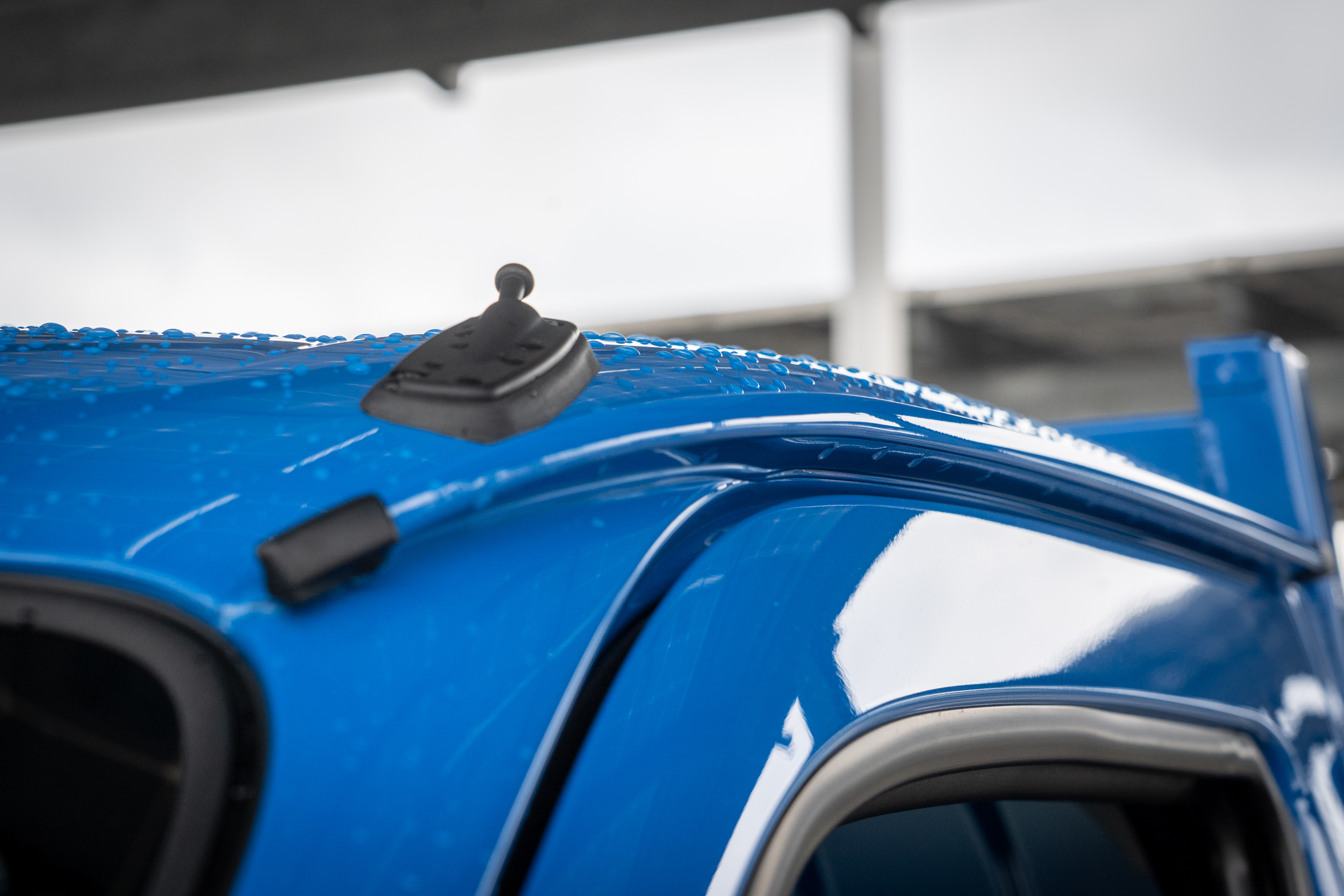 車頂的導水條設計，避免雨天開車門時雨滴直接滑落進車內。