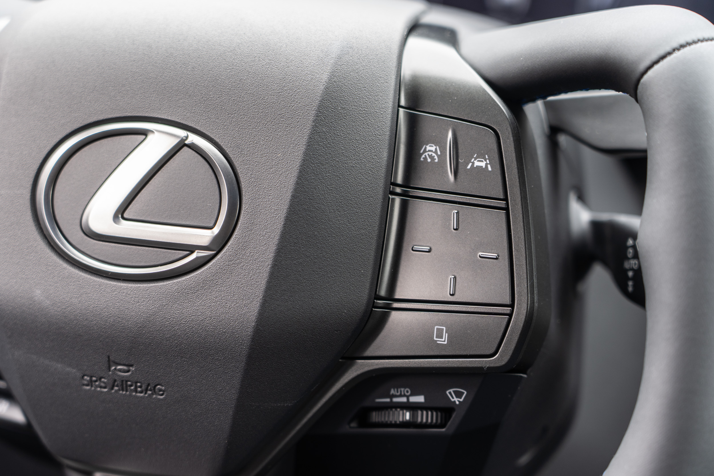 右方方向鍵有著多功能操作設計，可以於此切換駕駛模式。