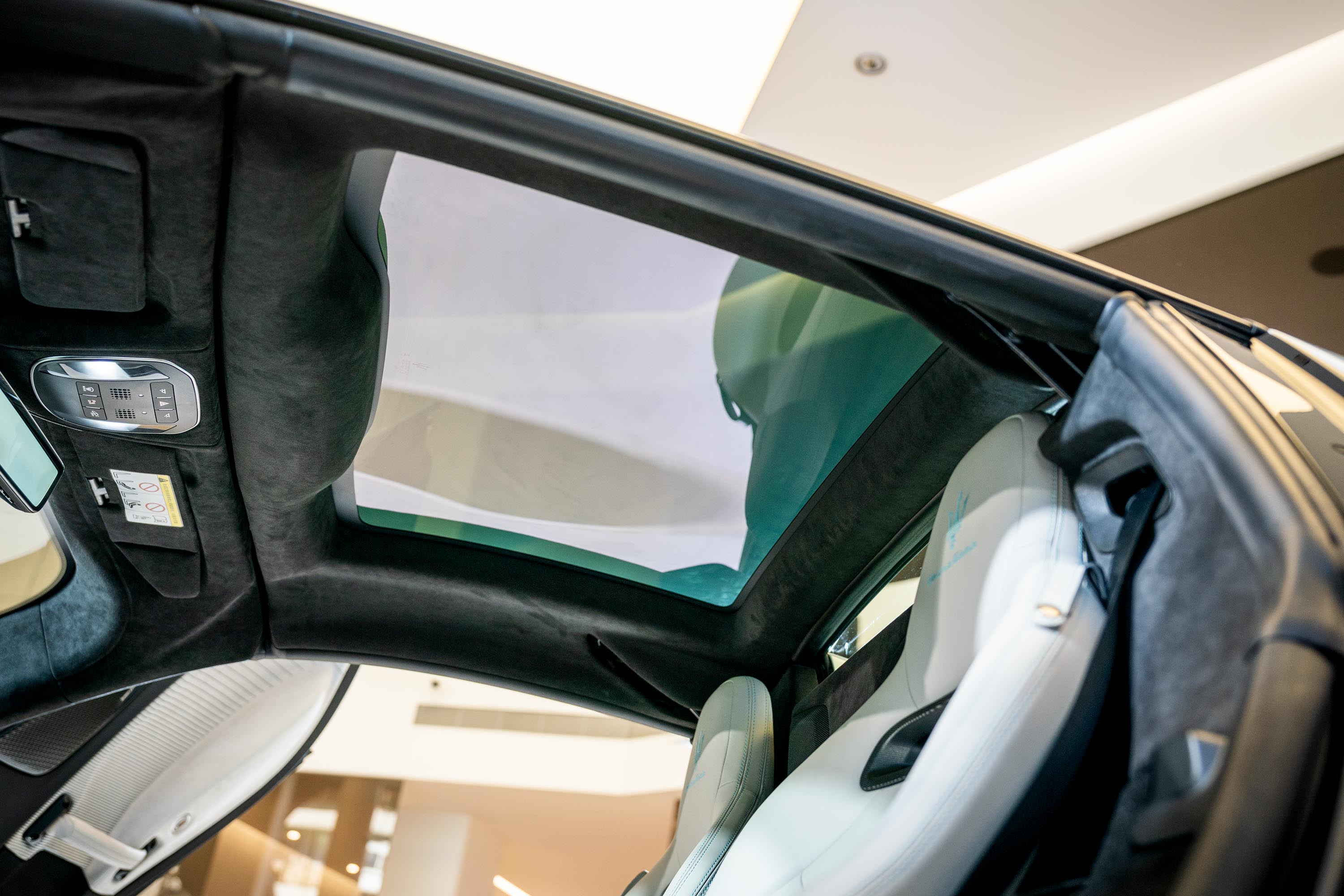 品牌創新科技電控液晶玻璃(Polymer-dispersed Liquid Crystal, PDLC) 硬頂敞篷。