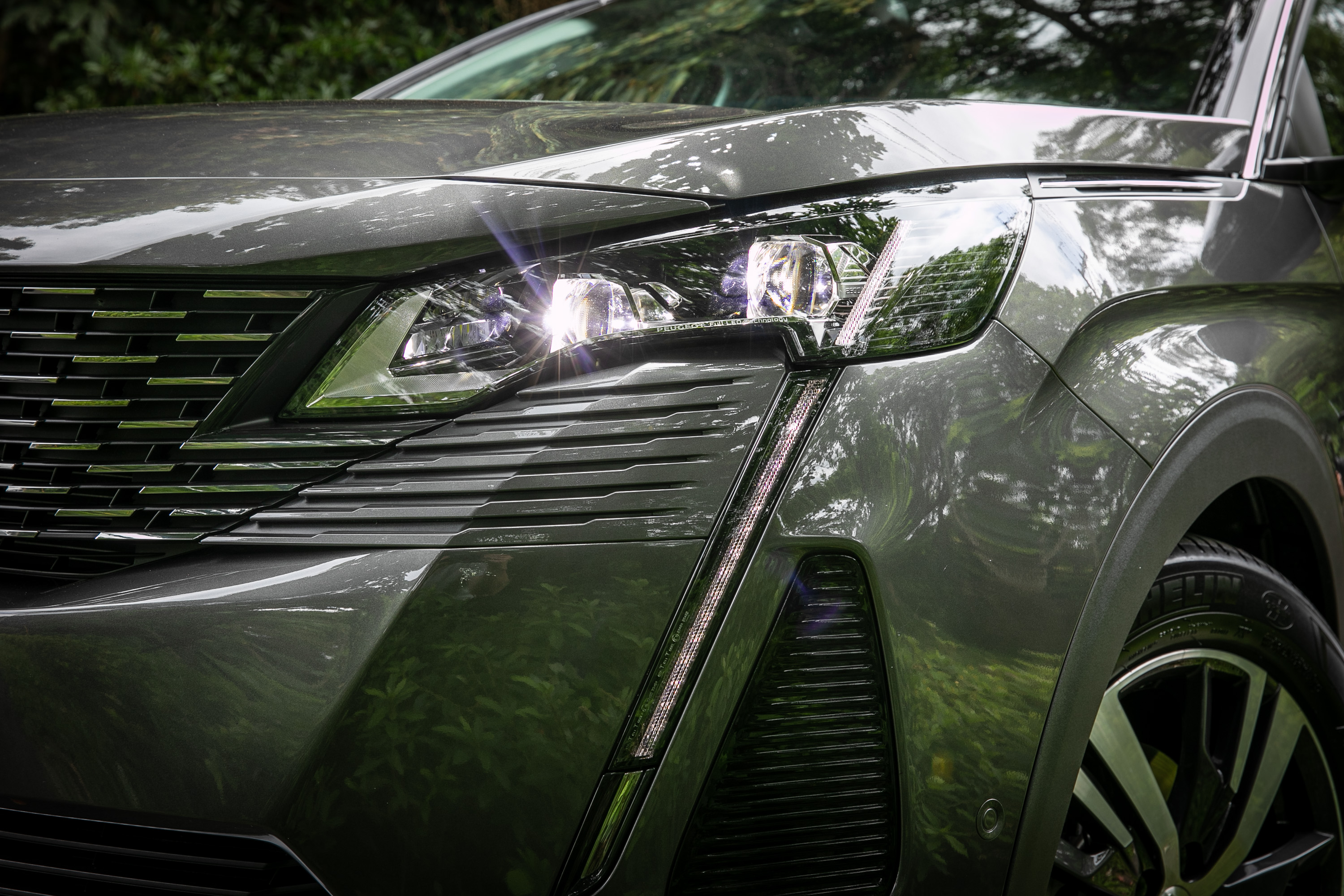 如獅王獠牙般的 LED 日行燈與炯炯有神的 LED 頭燈,為 3008 小改款的重點,也是品牌新世代設計風格的必要元素。