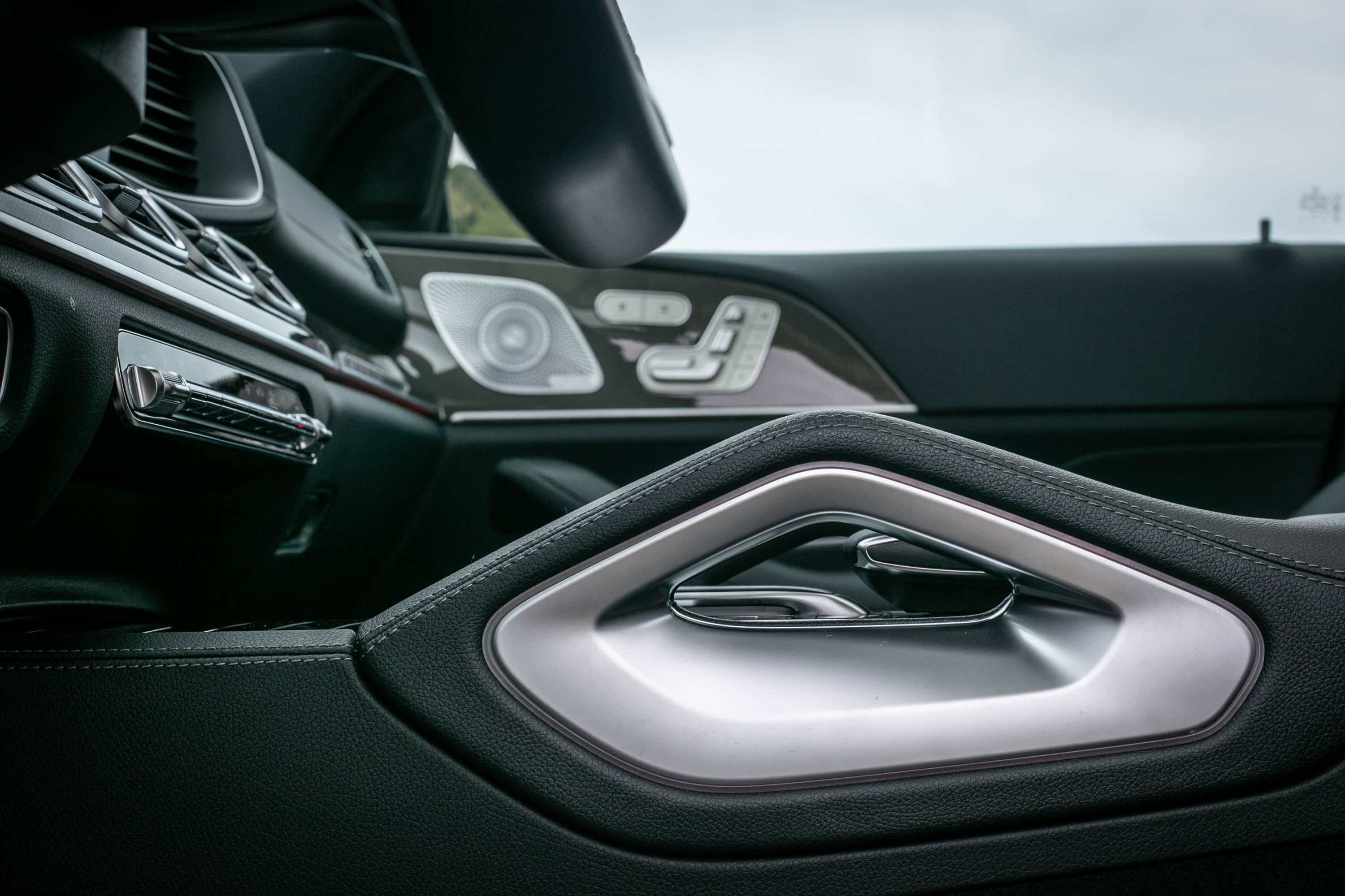 造型特殊的中央鞍座設計,將把手功能融於造型中。