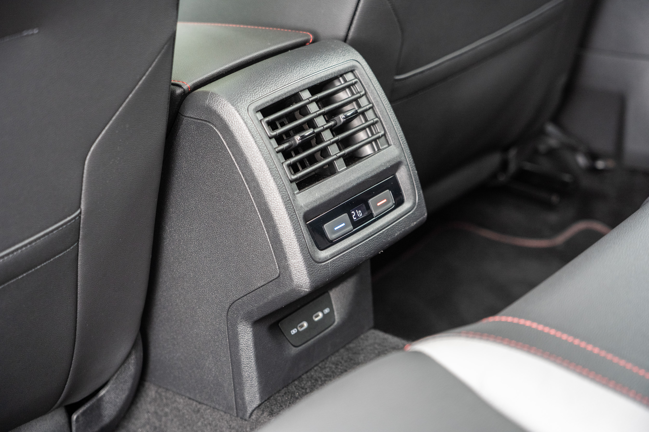 配備三區恆溫空調。