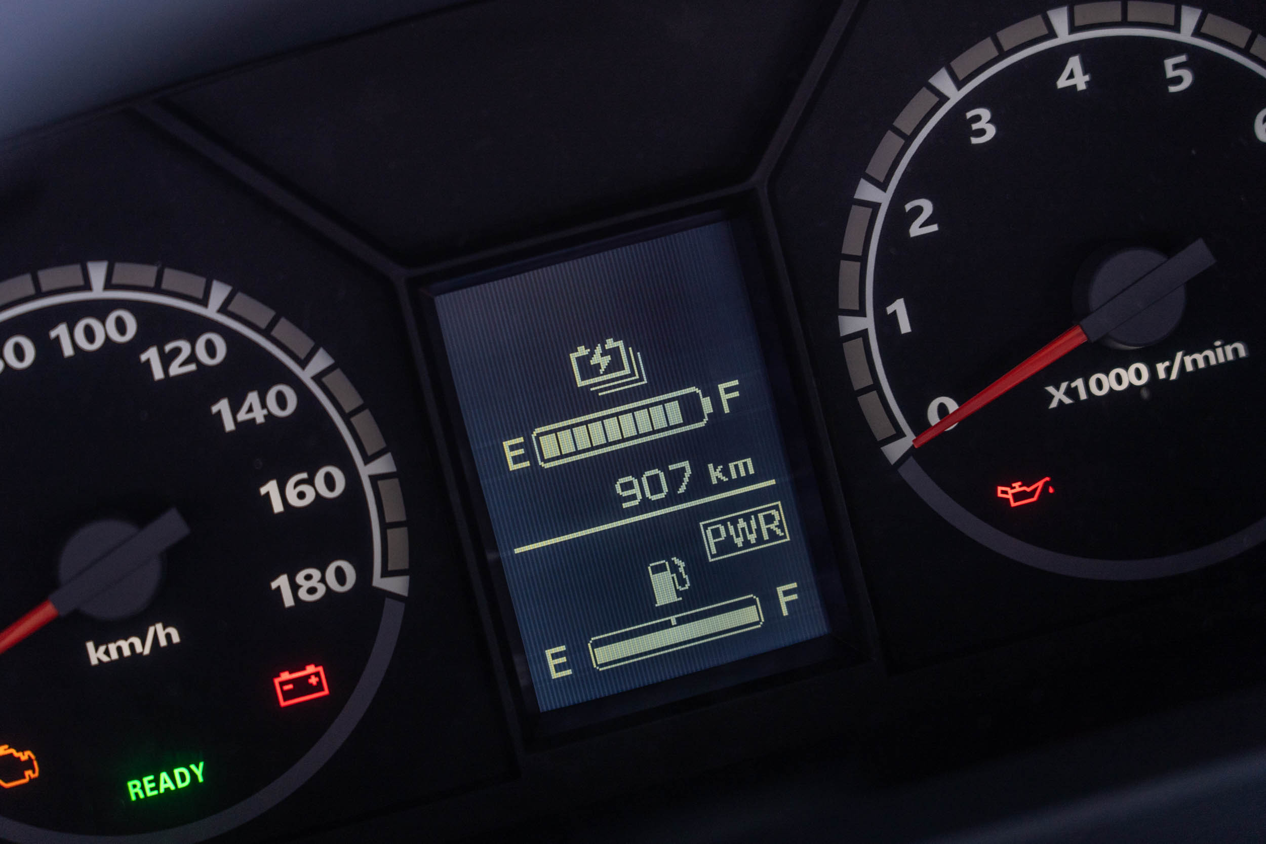 因應本車油電複合動力系統的定位，儀錶中央單色資訊木可顯示電池充能狀況。