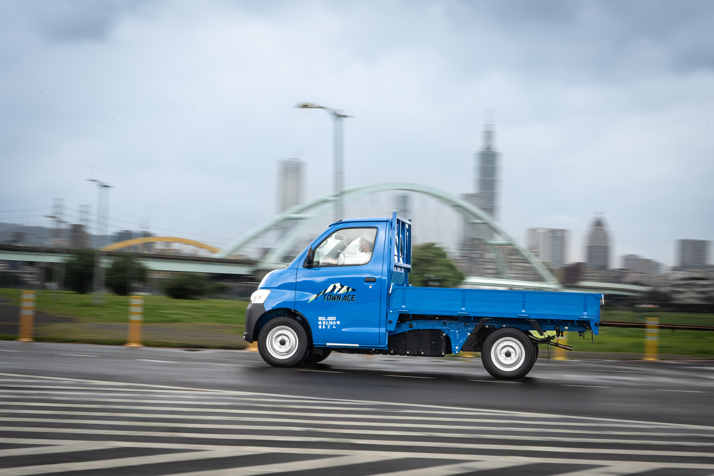 透過更佳的引擎精緻度、檔位齒比安排，讓 Town Ace 有著更順暢、更好掌握的動力甜蜜輸出峰值，還可換得更好的 15.2km/L 油耗表現。