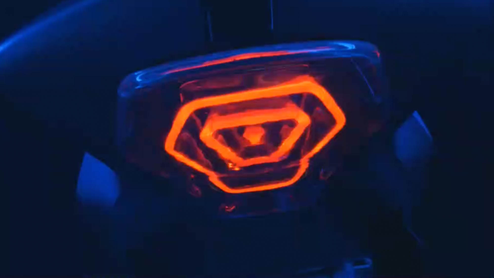 六角形的燈組,有可能為尾燈設計。