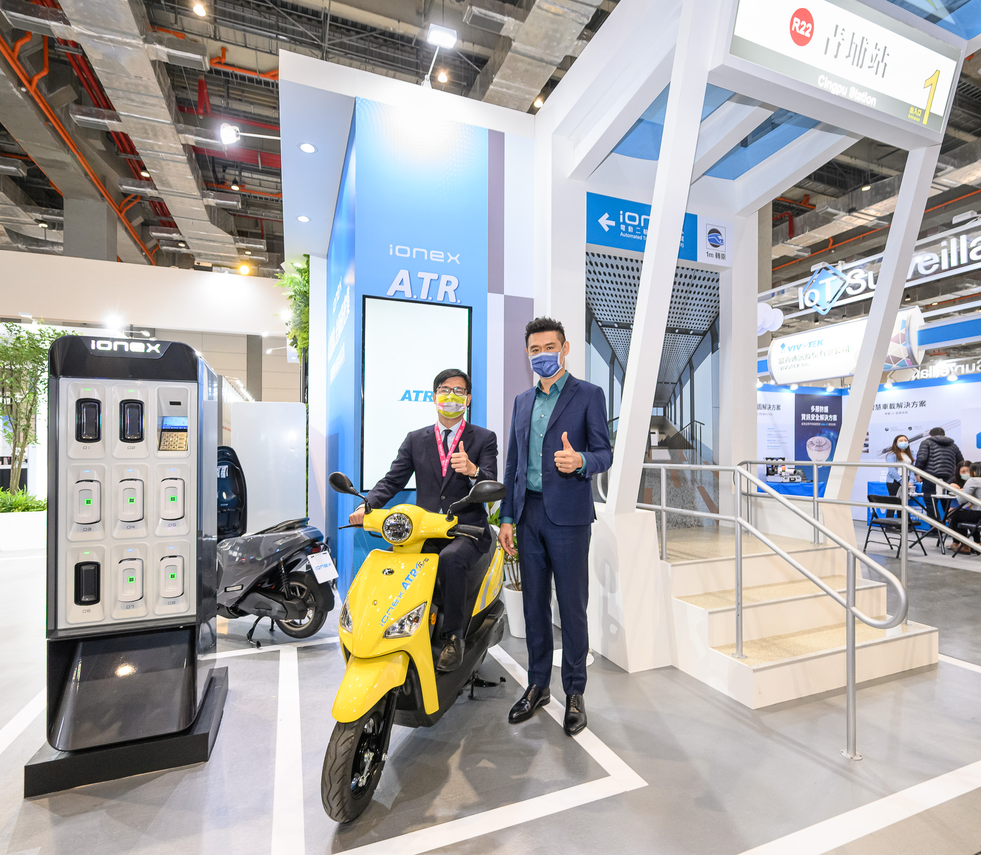 高雄市長陳其邁親臨智慧城市展 Ionex 攤位，參觀即將於五月展開營運的「Ionex ATR電動二輪車自助租賃」。