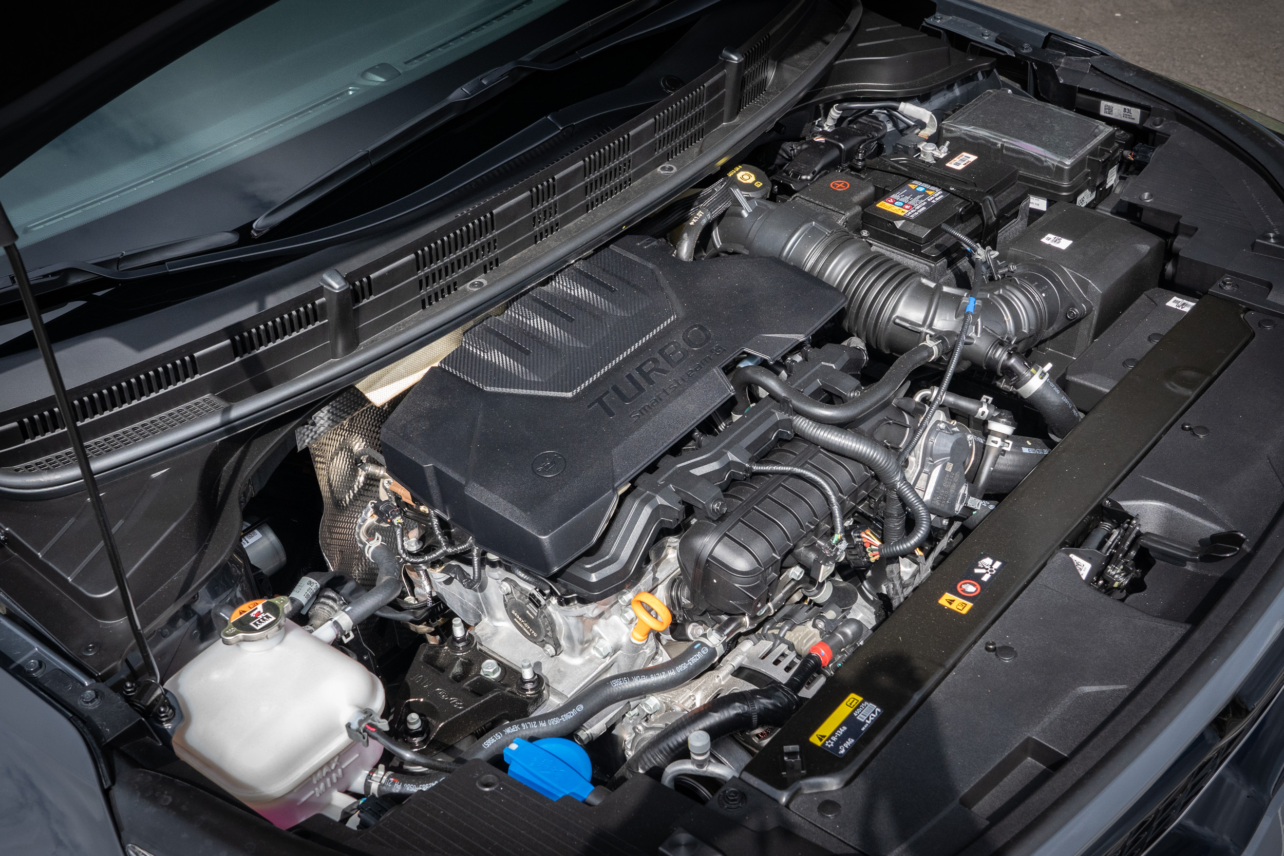 搭載 1.0 升直列三缸渦輪增壓汽油引擎,具備 120ps / 6000rpm 最大馬力與 20.4kgm / 2000~3500rpm 最大扭力輸出。