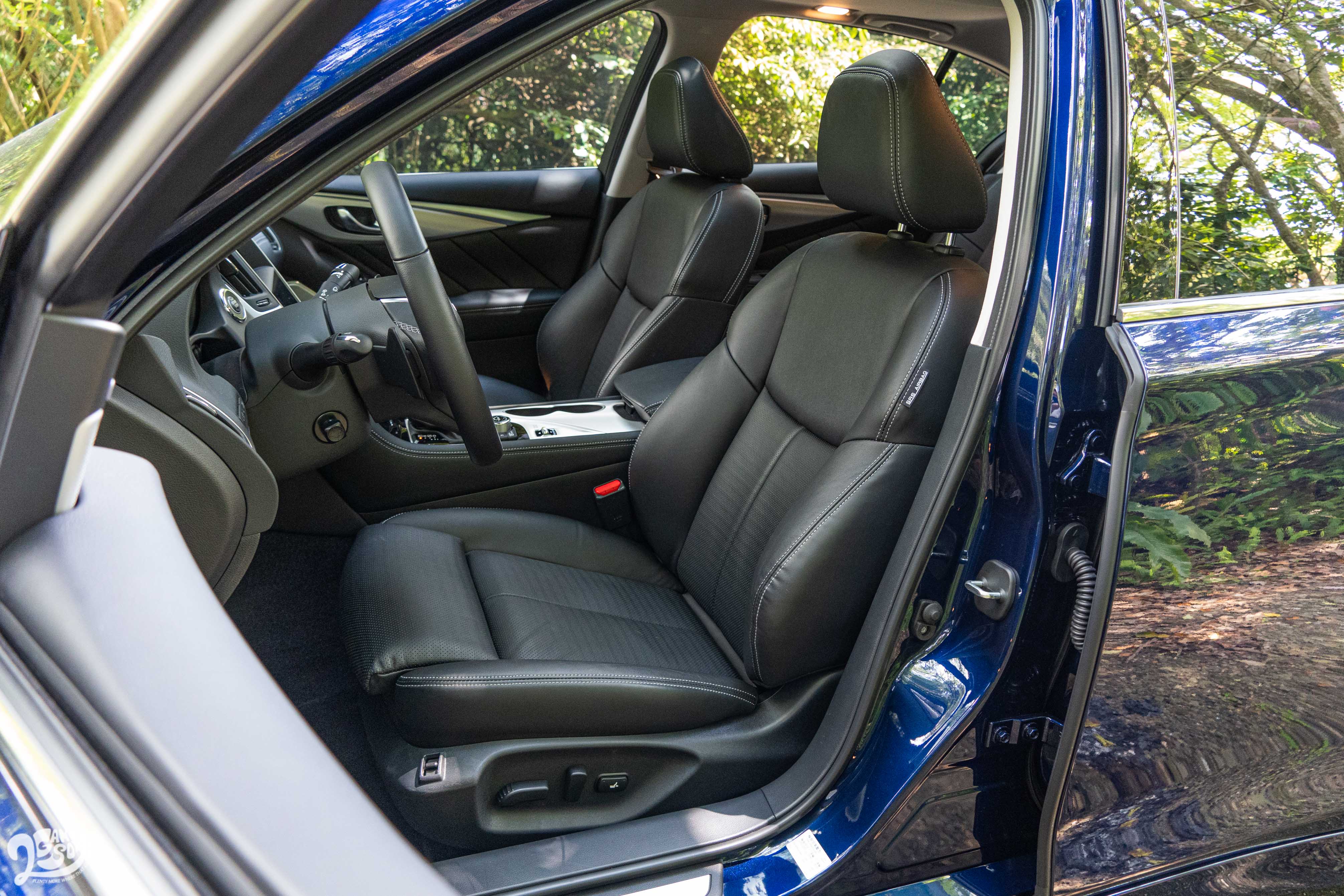 真皮跑車座椅為頂規配備。