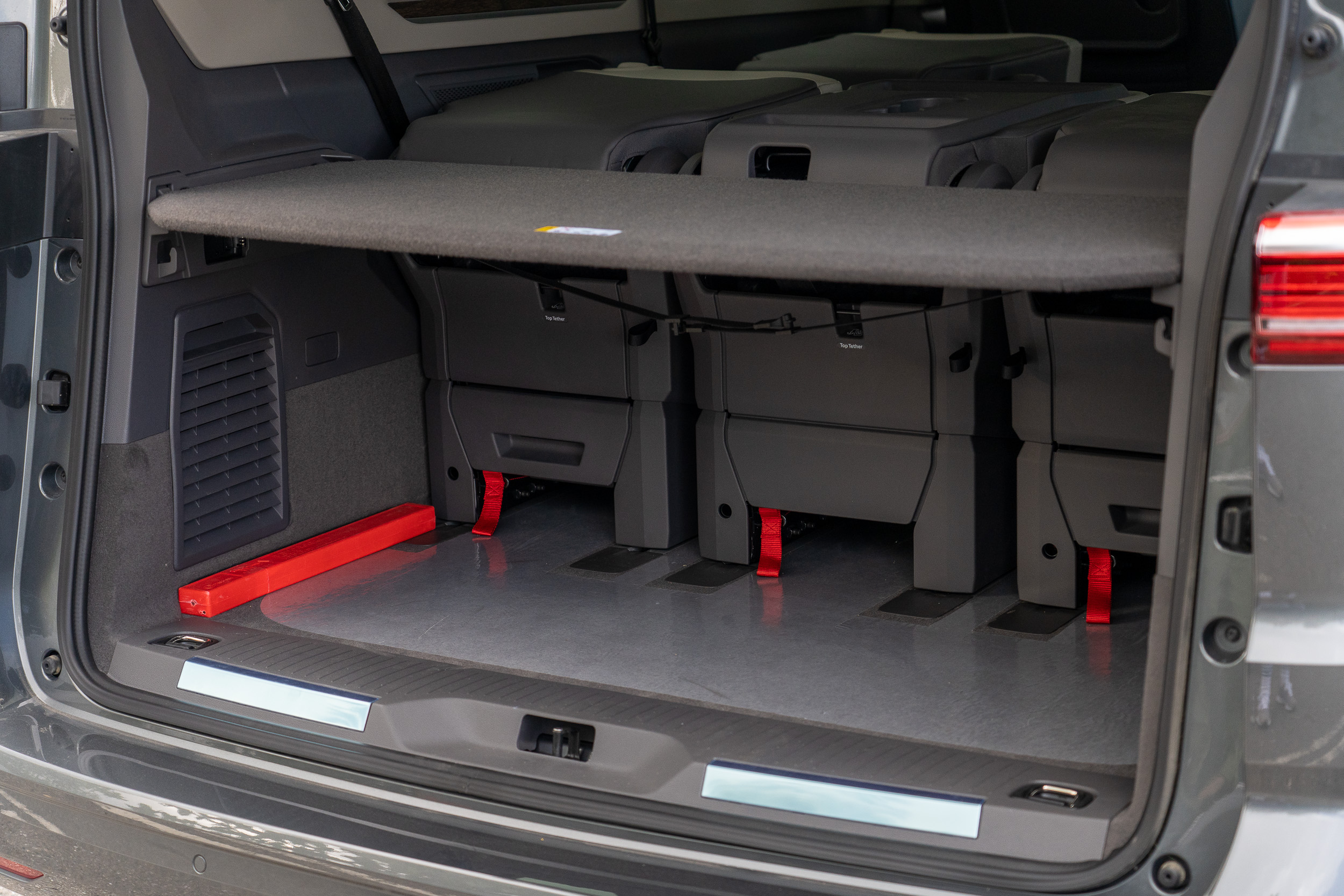 縱使載客全滿,Multivan 仍就提供不俗的置物空間。