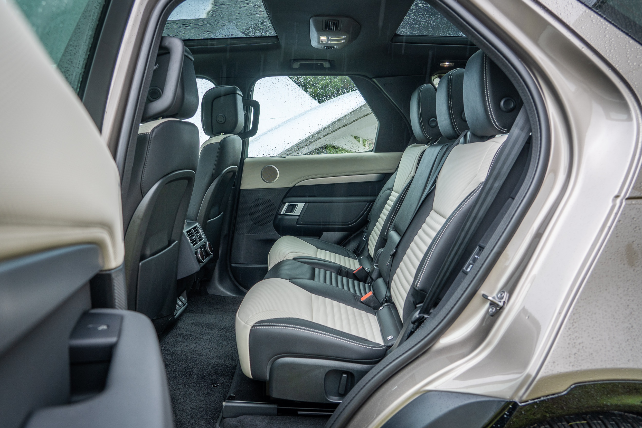 第二排空間擁有劇院式安排,乘客視野更佳,利於營造寬廣視野感受。