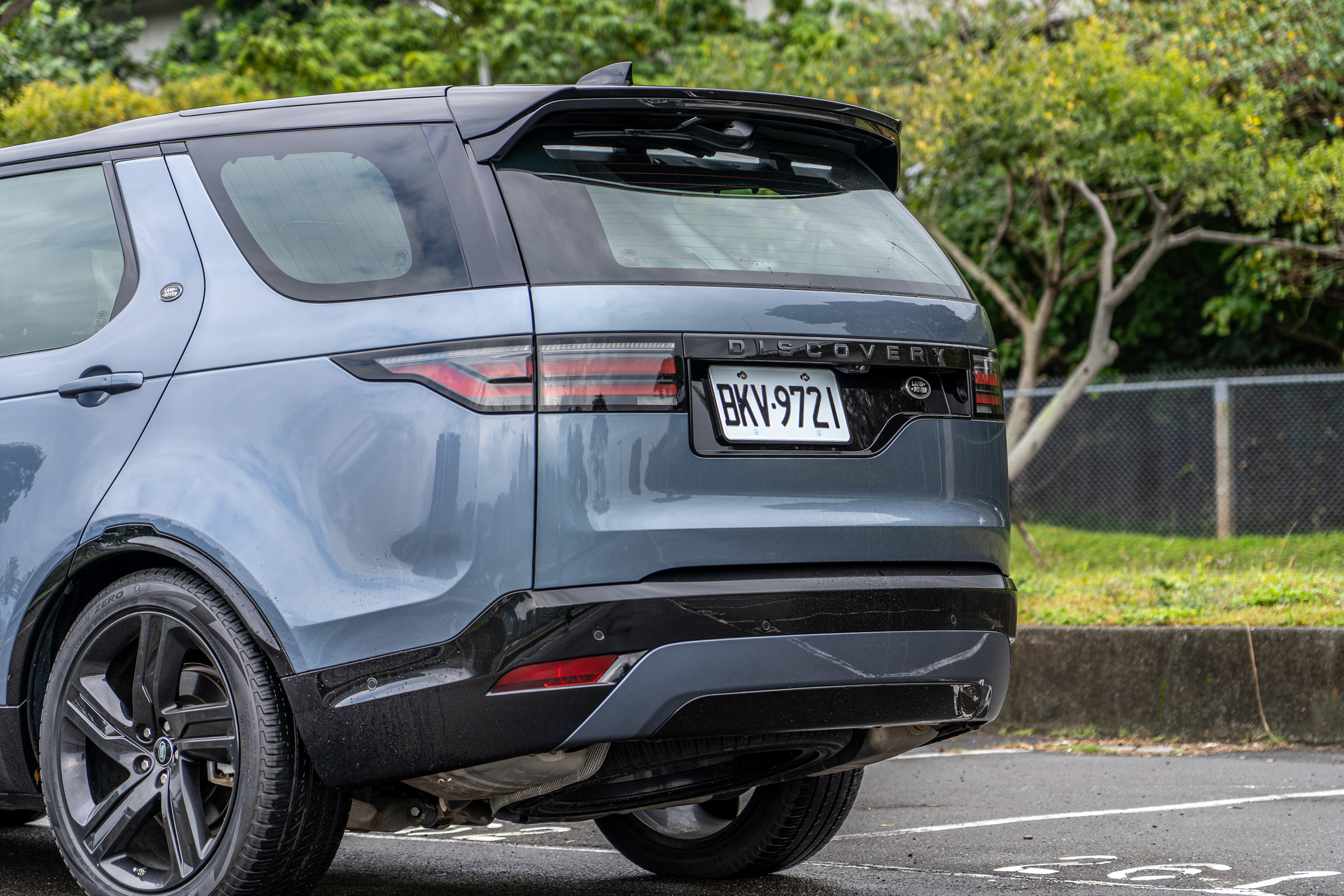 R-Dynamic 空力套件所點綴出的車身造型,與我們上次所試駕的柴油款相同,且均為國內市場的標準配備。