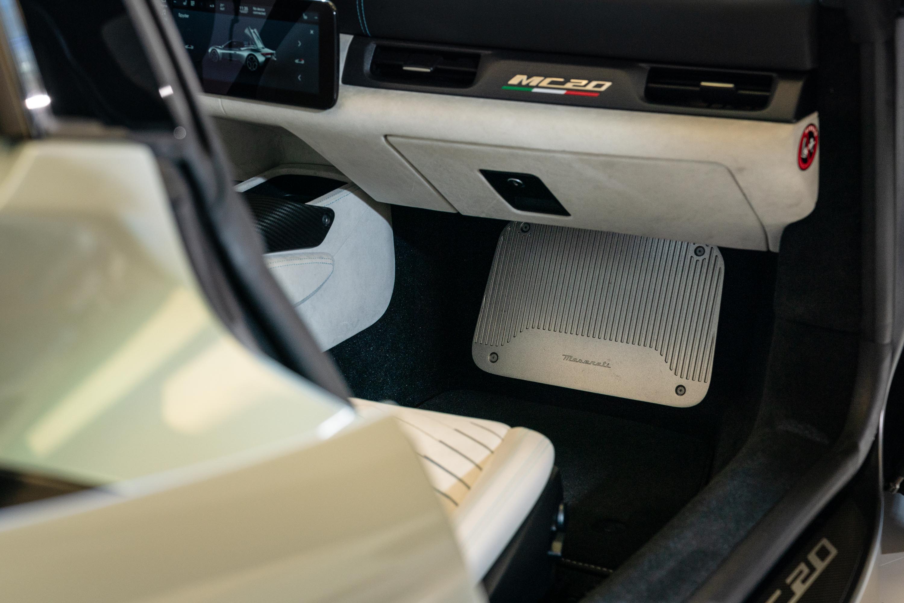 MC20 Cielo標配不鏽鋼腳踏板。