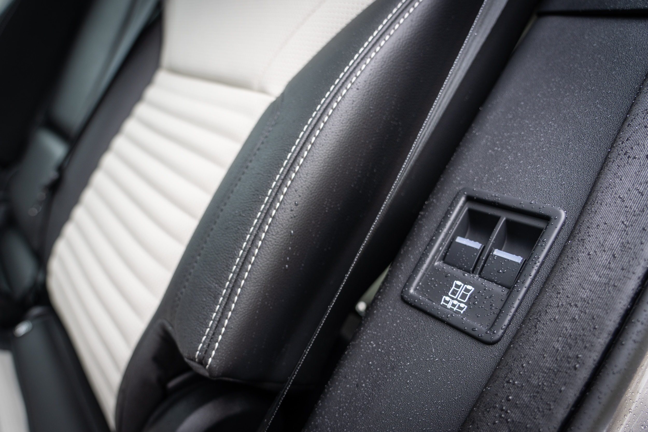 第二排座椅兩側另設有第三排座椅傾倒控制的電動機制。