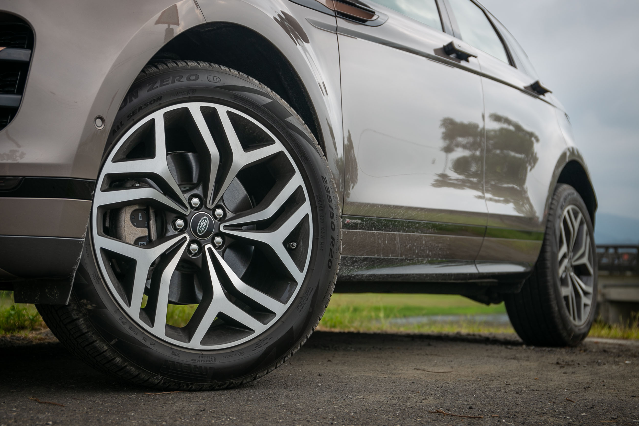 試駕車款選配 5 幅亮澤深灰鑽石塗裝輪圈,選配價為 15,000 元。