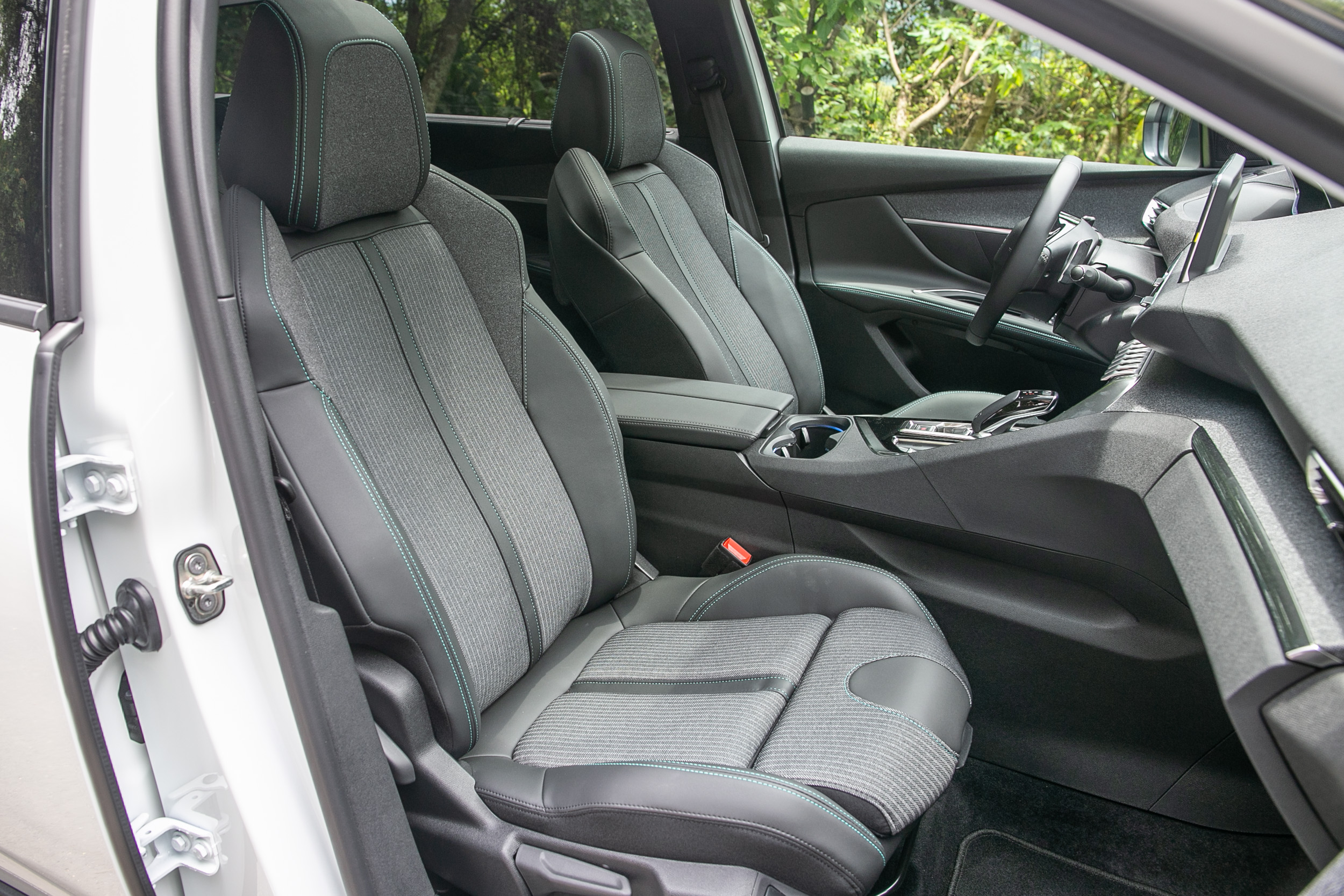 5008 1.5L BlueTEC Allure 車型採用皮布混織的座椅表面。