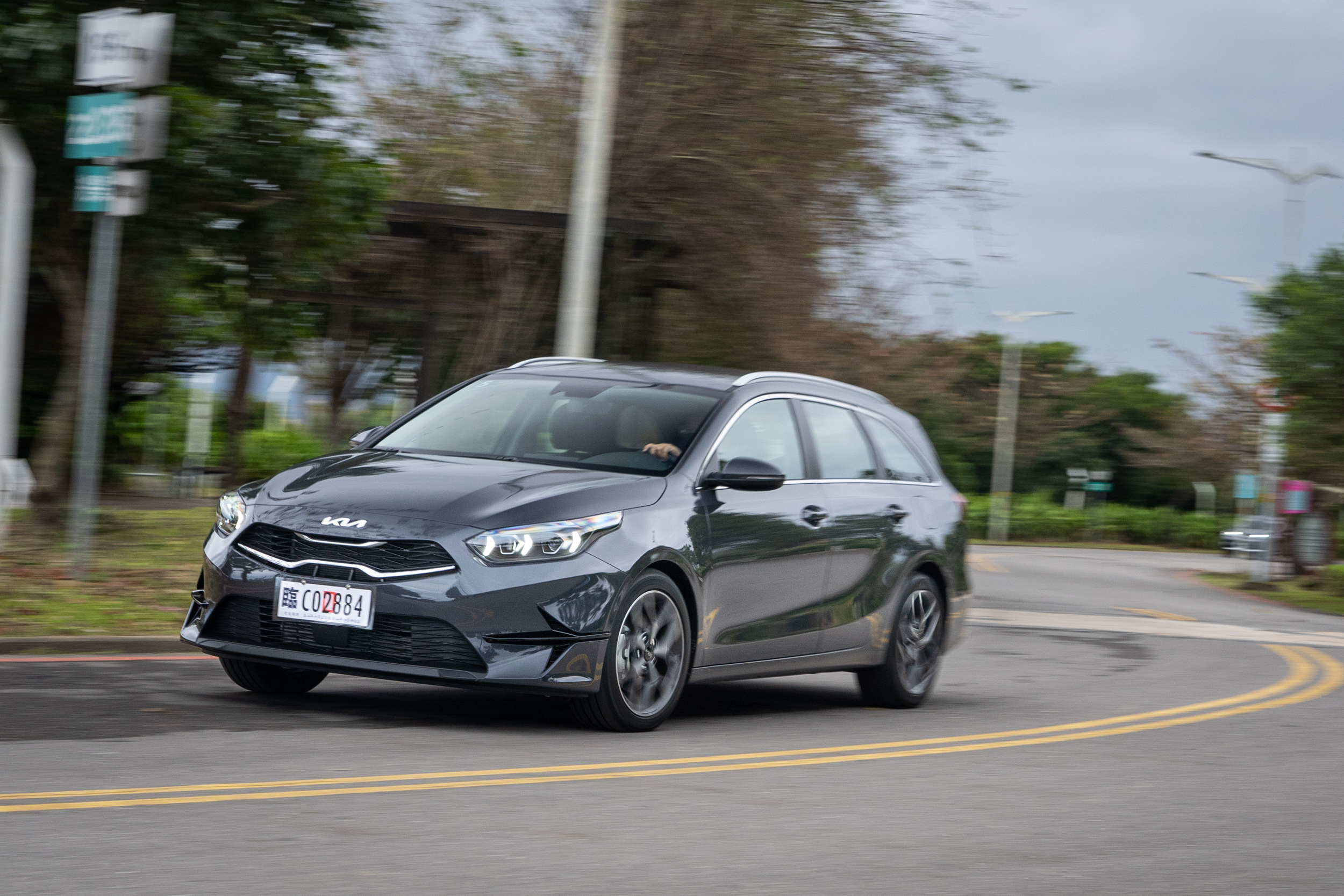 懸吊採用前麥花臣後多連桿配置。後軸處增加了 48V 鋰電池組,稍微優化了車身配重,讓後軸的行路質感更為服貼。