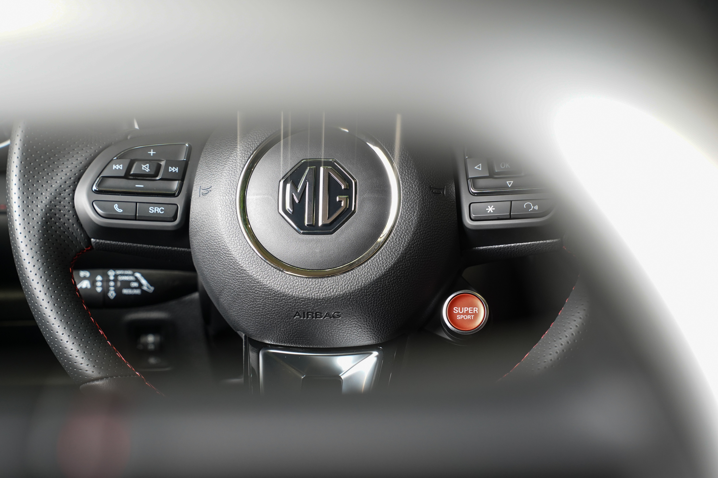 類似保時捷的設計，將 SuperSport 駕駛模式介面控制開關設計在方向盤上。