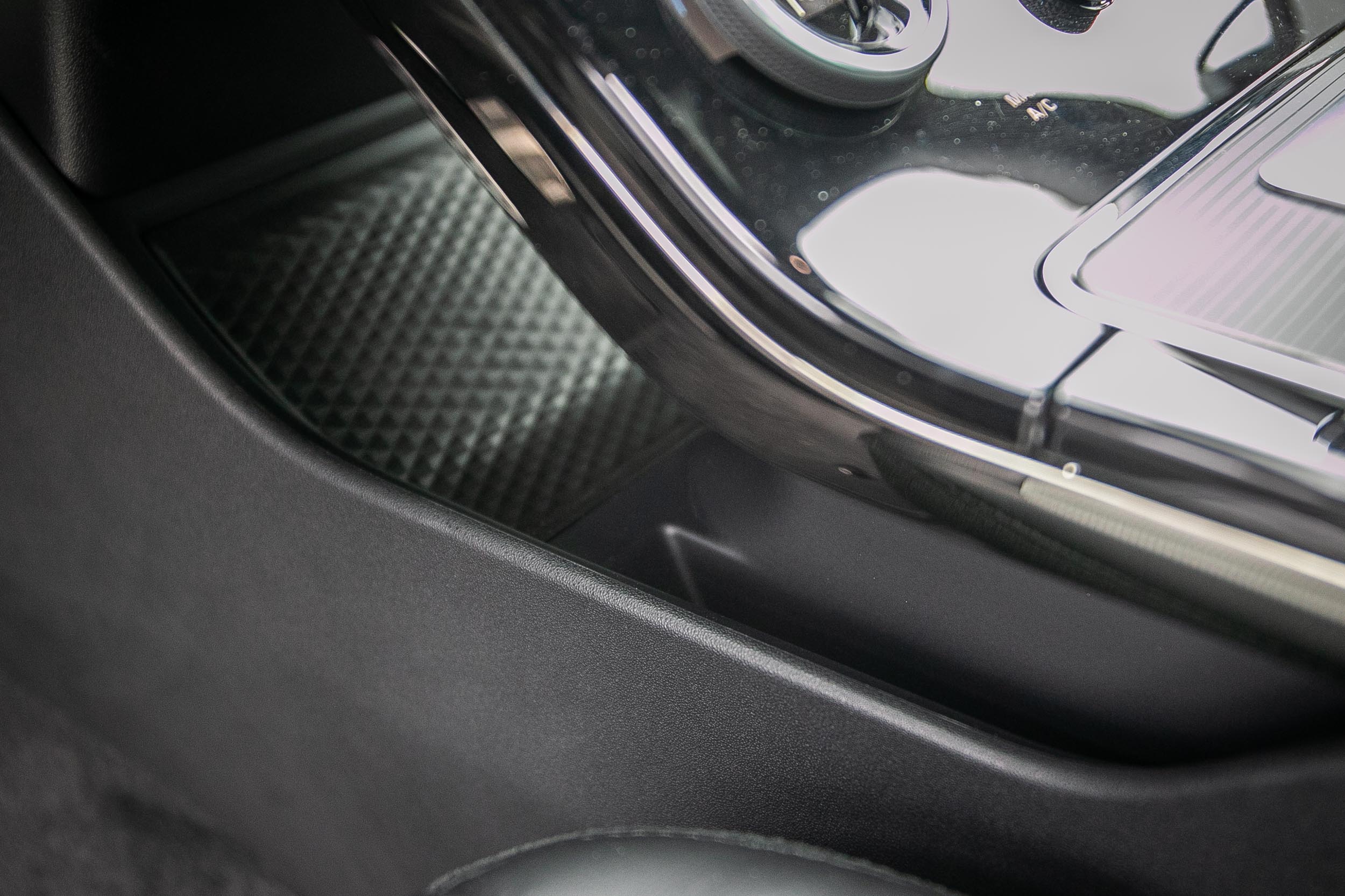 中控台後方的置物空間。