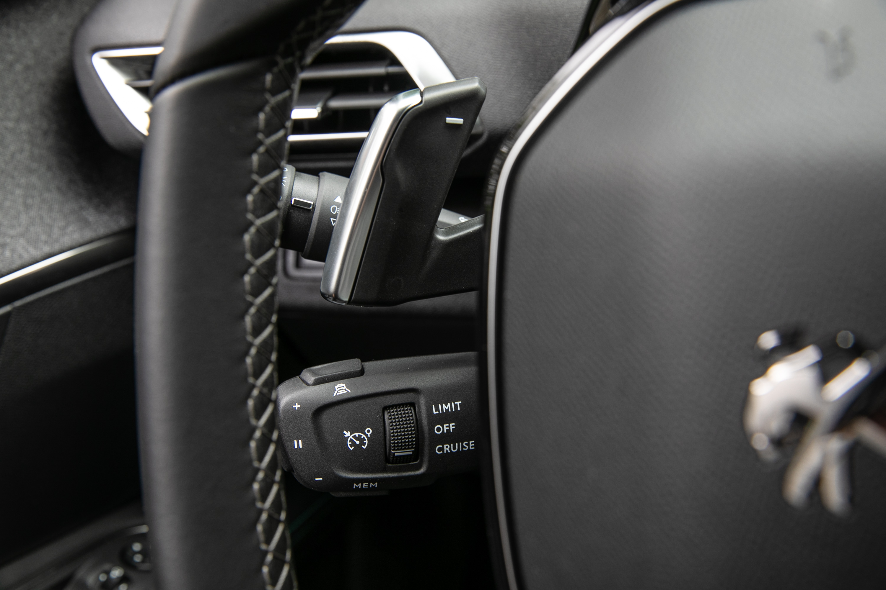 配備有換檔撥片,限速功能操控整合於左下方撥桿上,操作邏輯需要相當時間學習與適應。