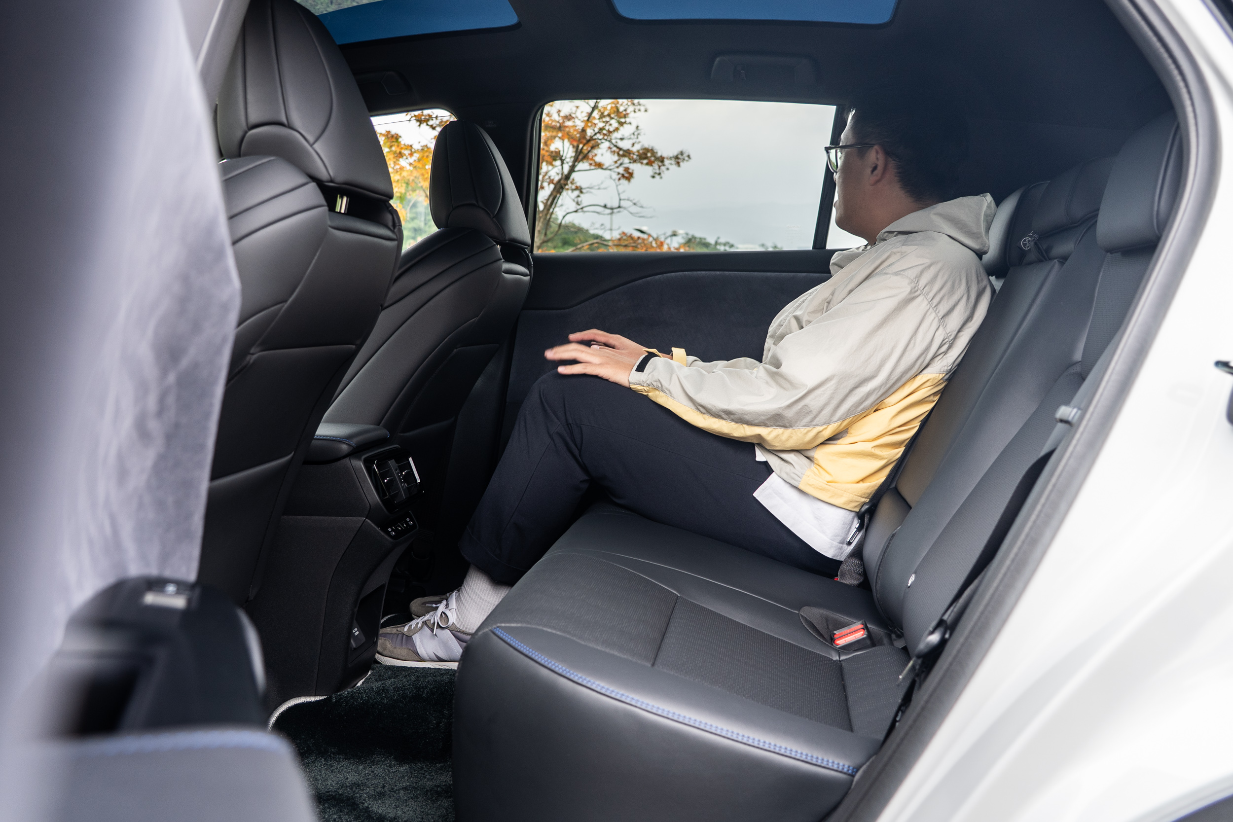 身高177cm乘客於後座的空間示意。