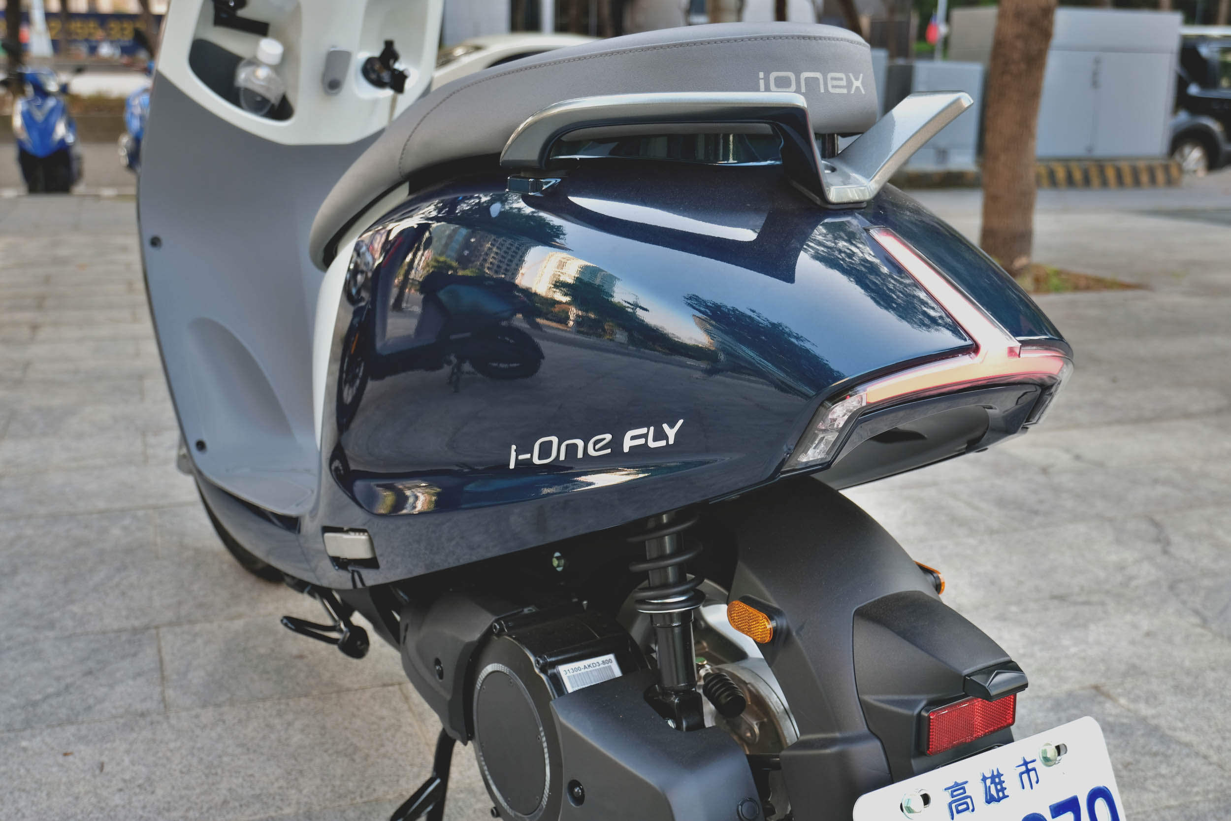 車尾的獨特造型搭配上把手設計,整輛車有一種加長禮車的既視感。