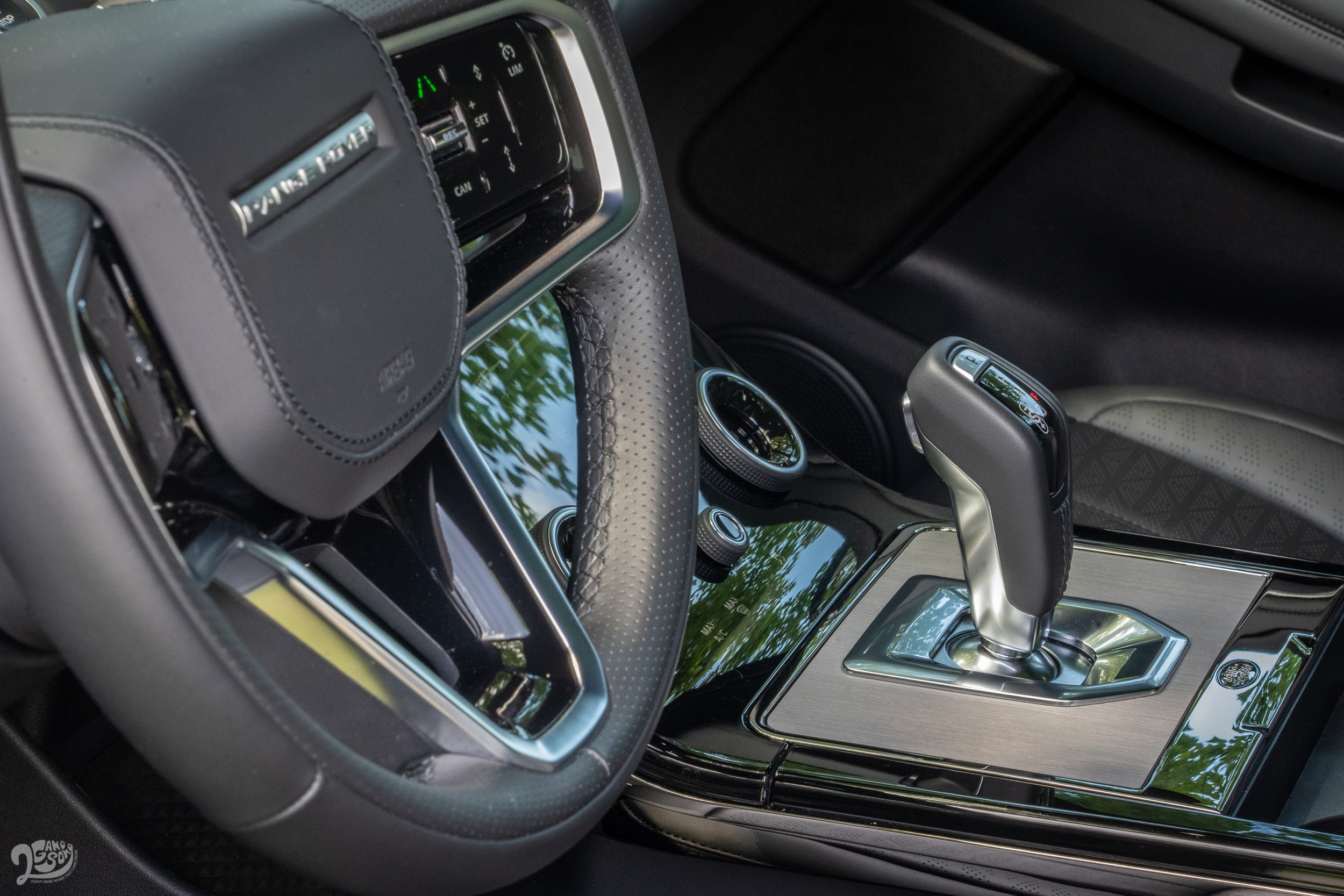 動力銜接 9 前速 ZF 手自排變速系統,原廠數據顯示可於 7.6 秒完成 0-100km/h 加速過程。