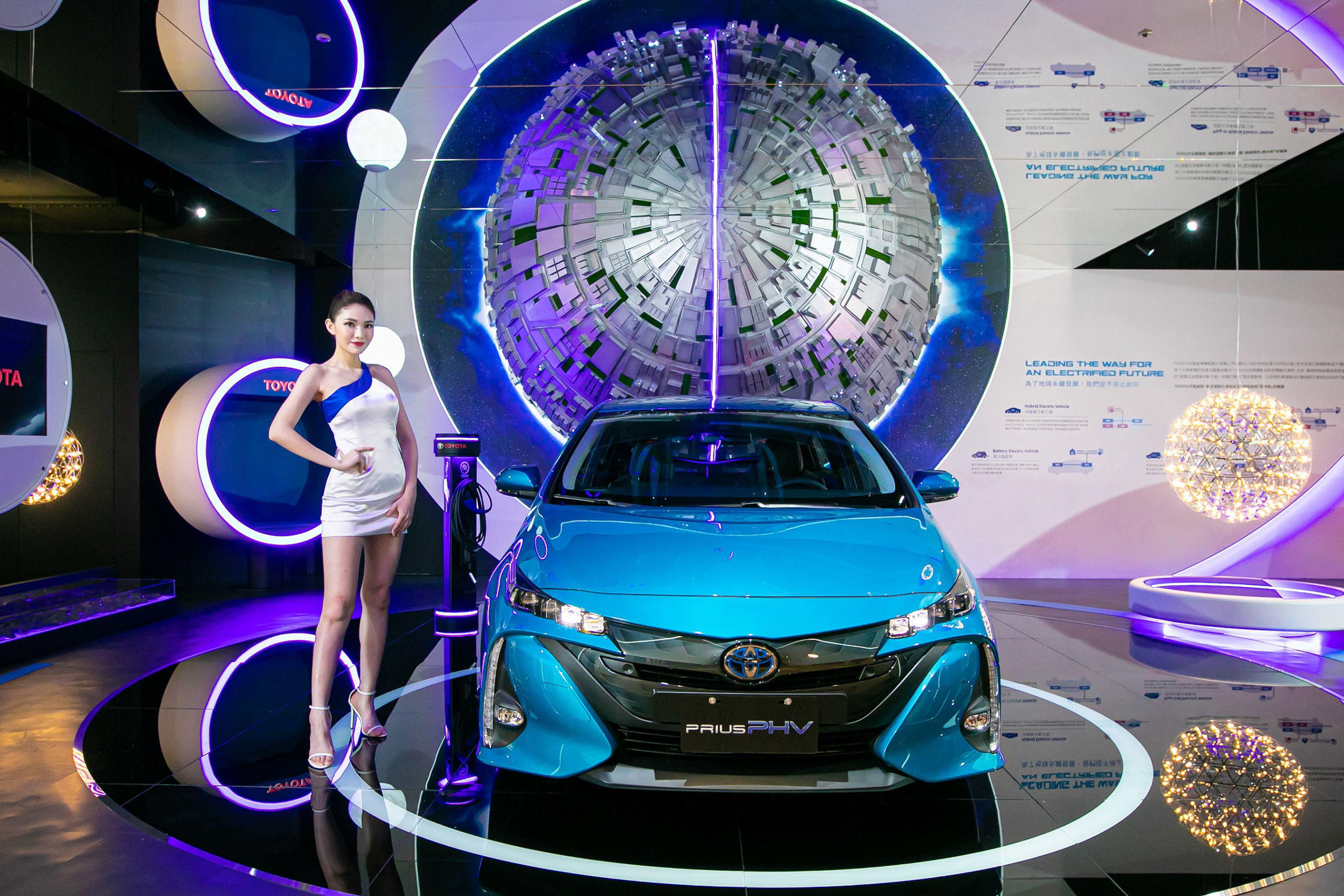 位於林口三井 OUTLET 的 Toyota 品牌形象館可零距離體驗 PRIUS PHV 插電式油電複合動力的魅力。