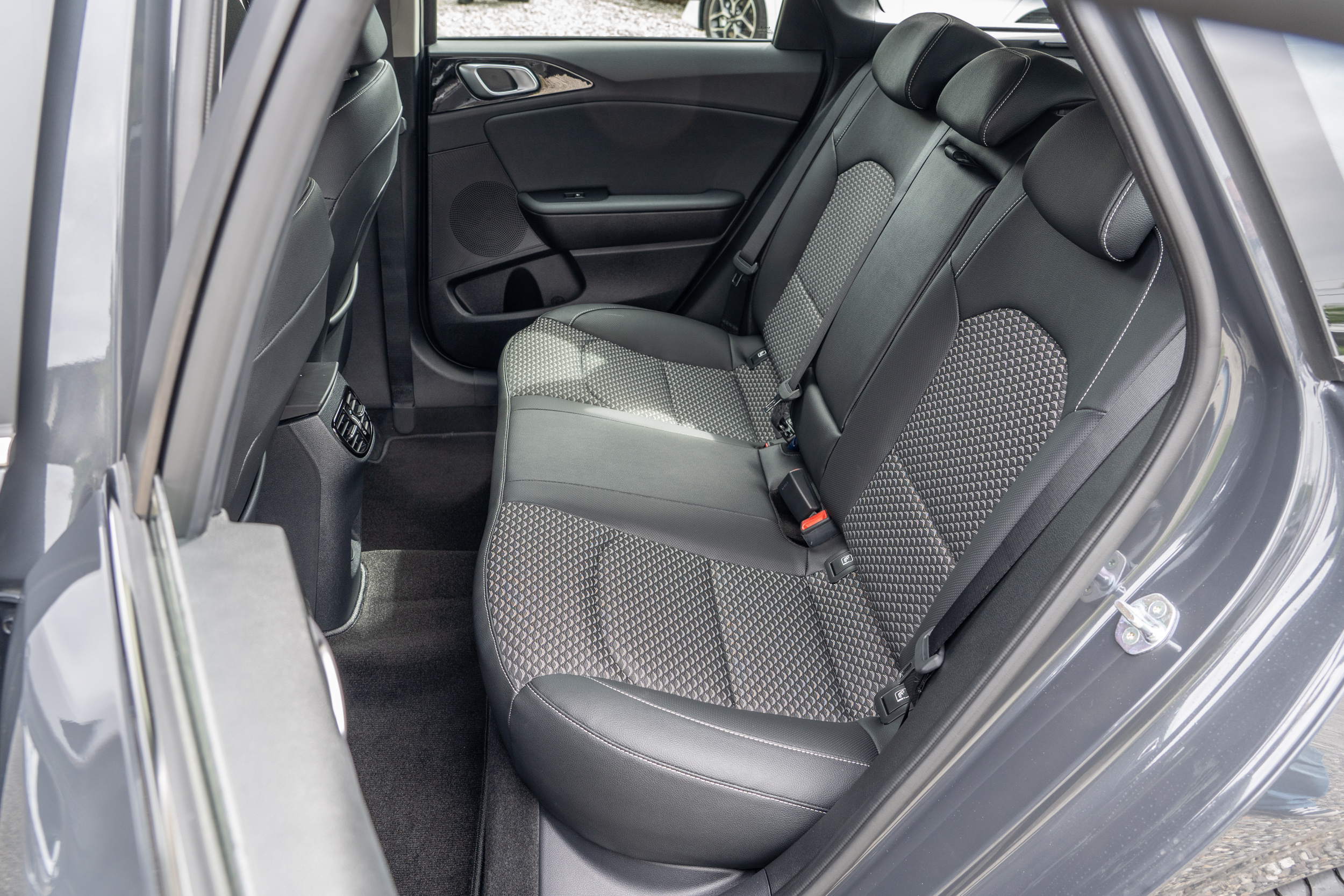 2650mm 軸距帶來不俗的後座空間。