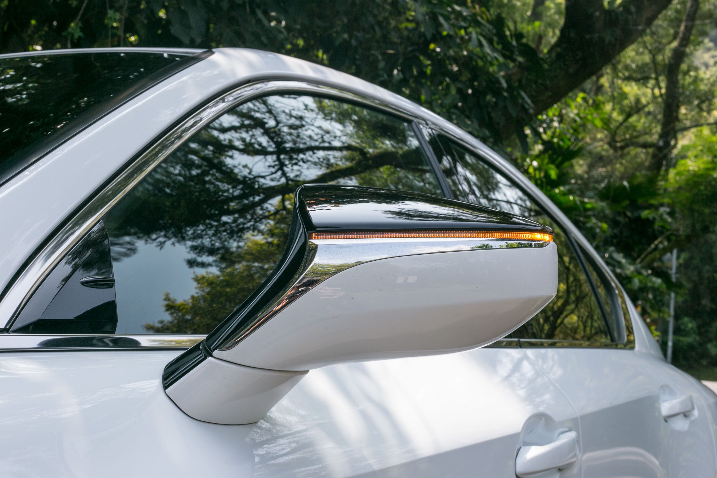 設置於前車門板上的後視鏡設計為 IS 車系特色。