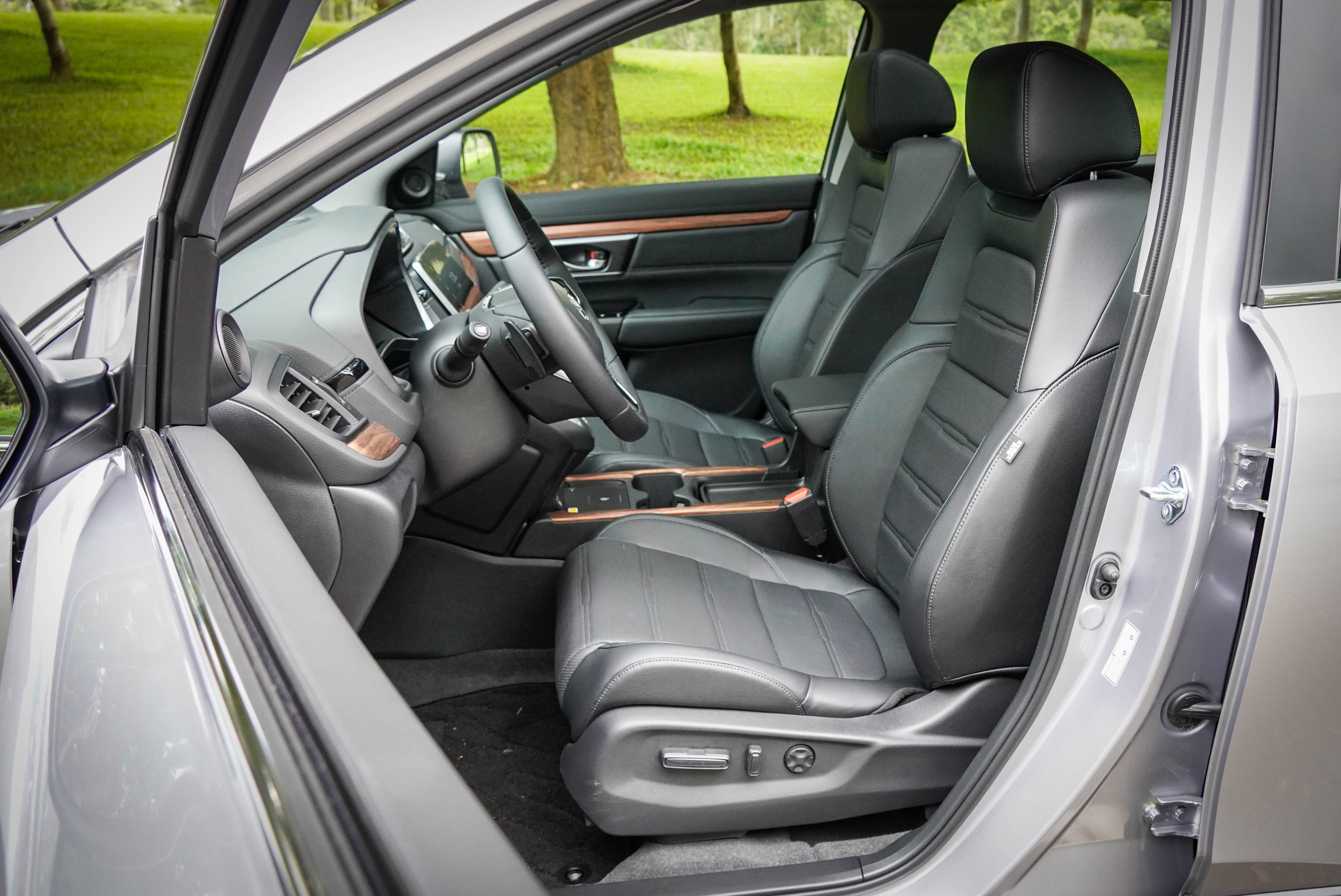 駕駛座 12 向電動座椅調整、副駕駛座4 向電動座椅調整為 S 車型配備。