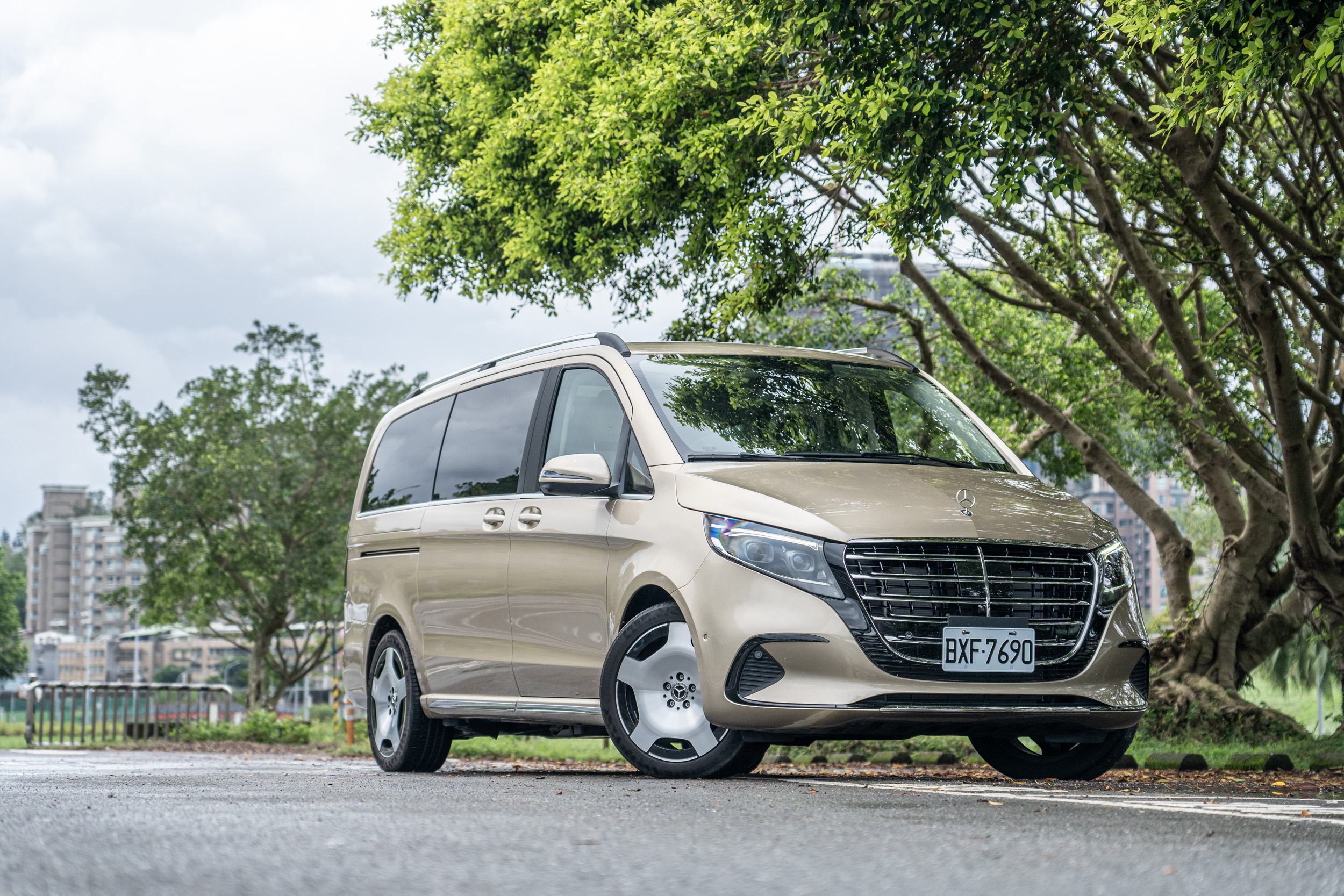 此次試駕車型Mercedes-Benz V250d EXCLUSIVE建議售價359萬元起。