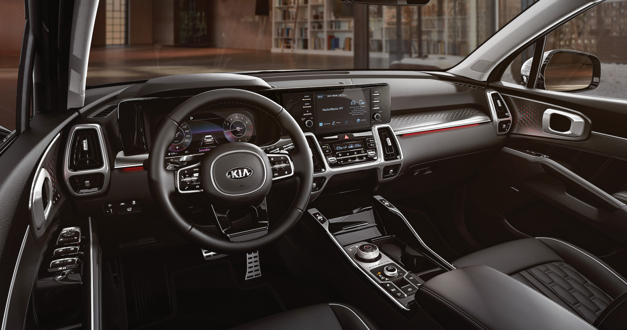 科技化車艙氛圍的車室空間搭載 12.3 整合智慧型全數位儀錶板，與駕駛艙中央的8吋多媒體影音觸控螢幕，搭配 E-SHIFT 電子旋鈕排檔。