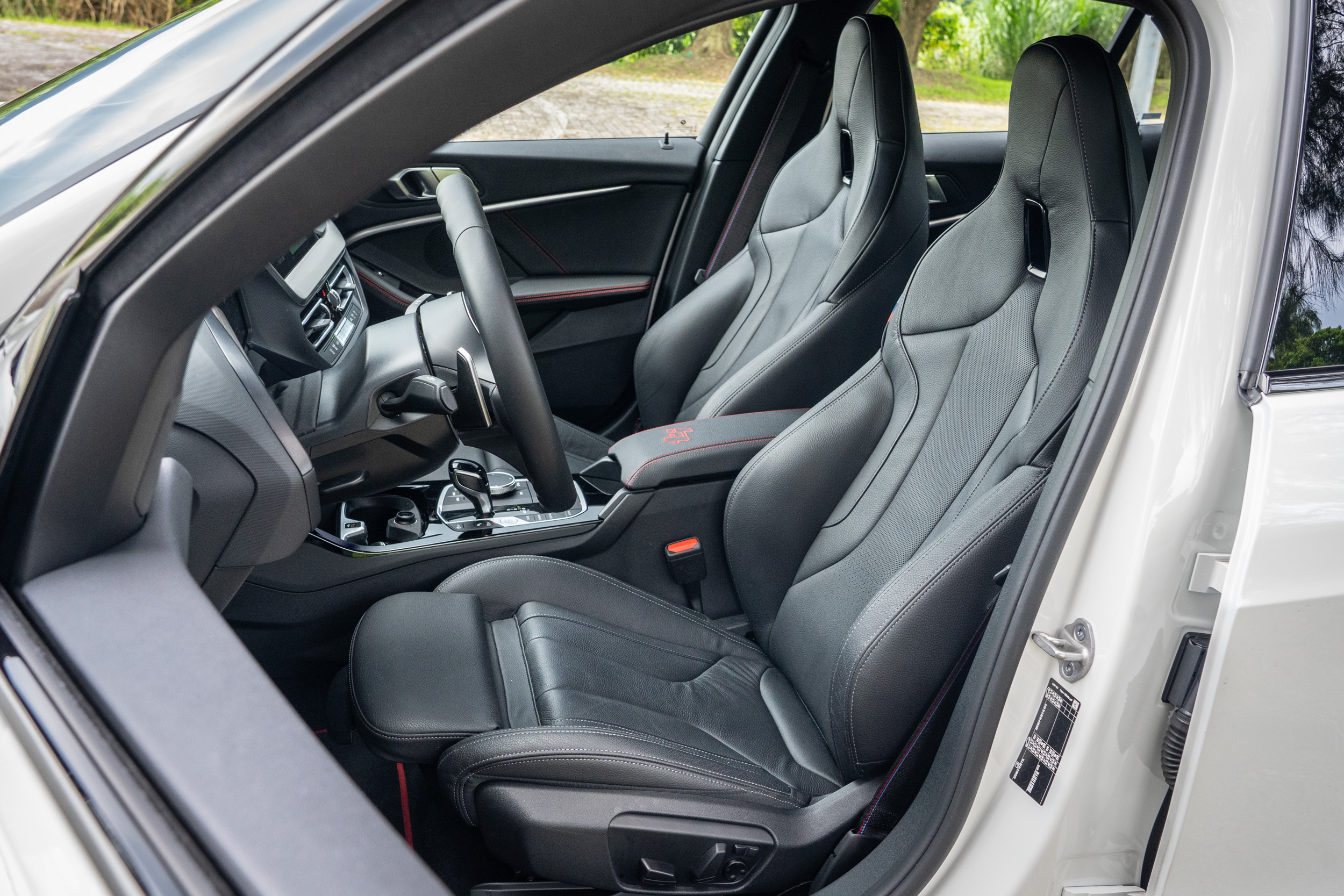 M 雙前座跑車座椅具備電動調整與電動腰靠功能。