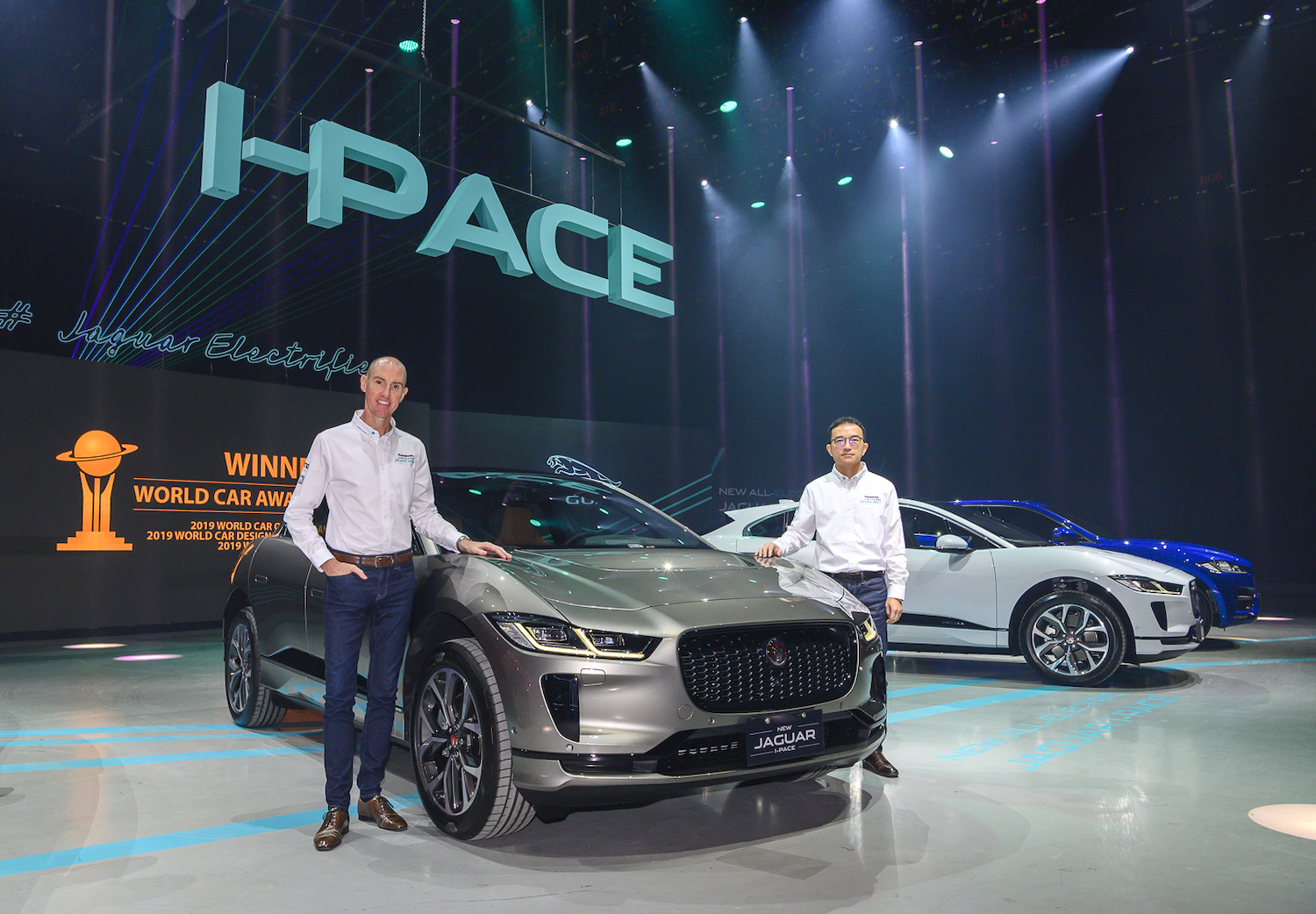 台灣捷豹路虎總經理Garth Turnbull（左）、品牌總監張君維（右）與New Jaguar I-PACE 合影。