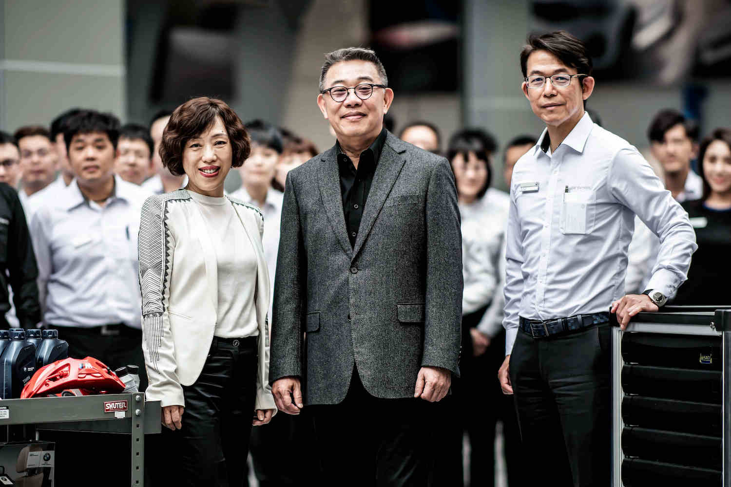 BMW 台北依德在地深耕35年，經營團隊董事長 簡金鎔(中)、總經理 張湘愉(左)及副總經理 陳欽榮(右)。