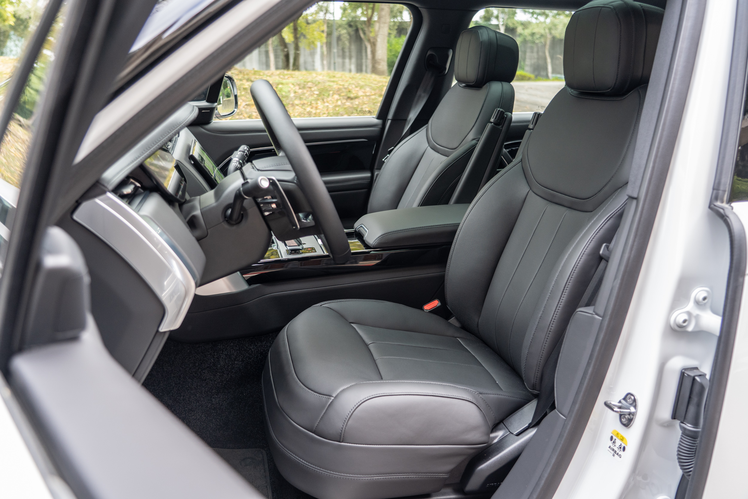 標配檀木黑Windsor Leather溫莎皮革座椅。