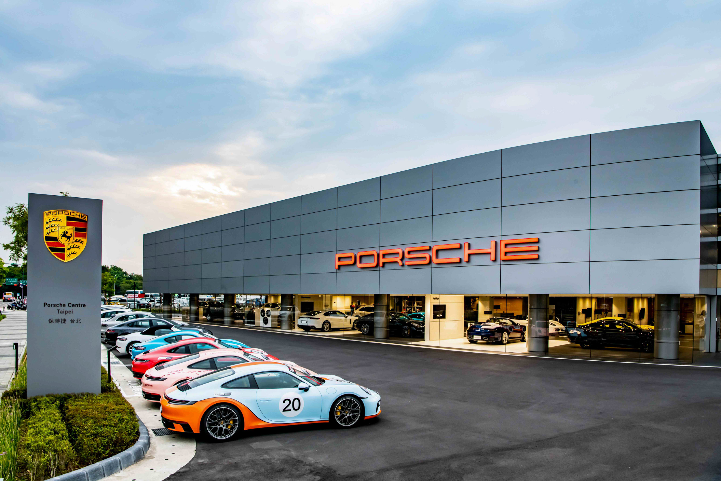 台北保時捷中心座落於台北市內湖，佔地總面積逾 4,200 坪，是全台首座以「Destination Porsche」概念打造的保時捷中心。