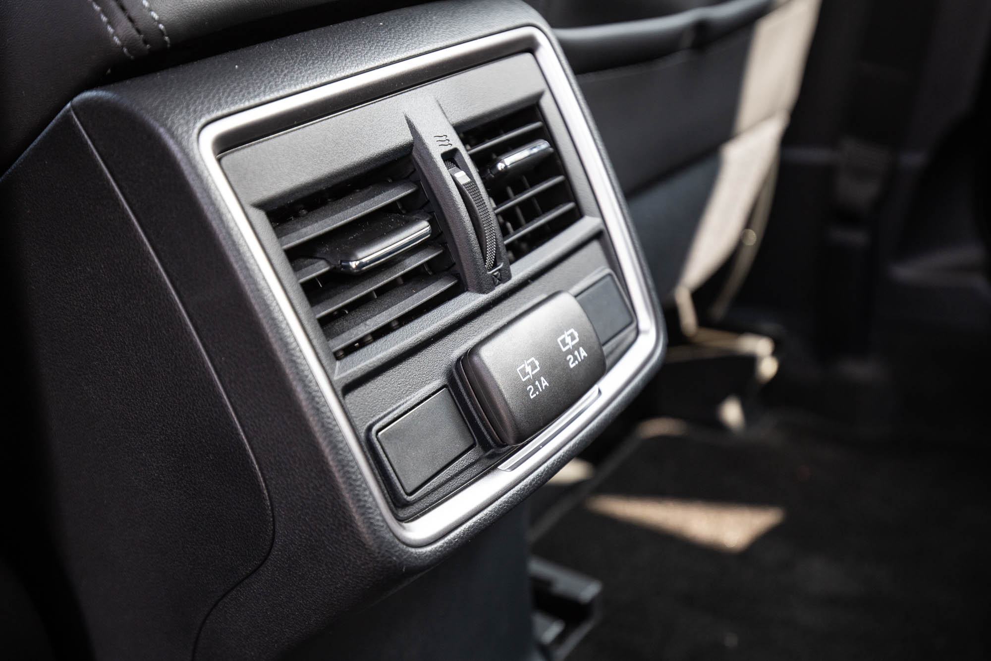 後座有空調出風口以外,還有兩個 2.1A 的 USB 充電插座。