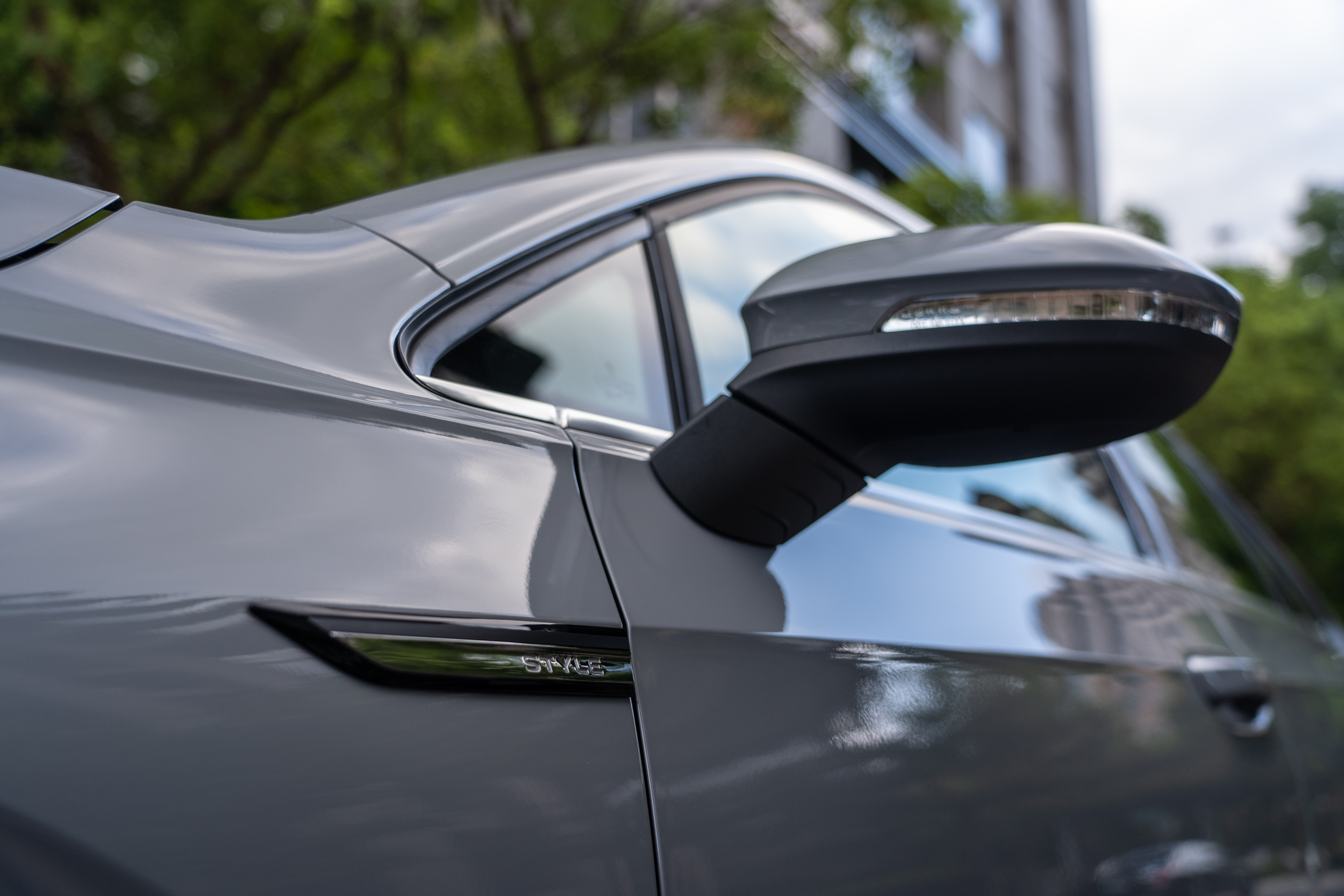 前葉子板上有著標明「STYLE」的車身銘牌。