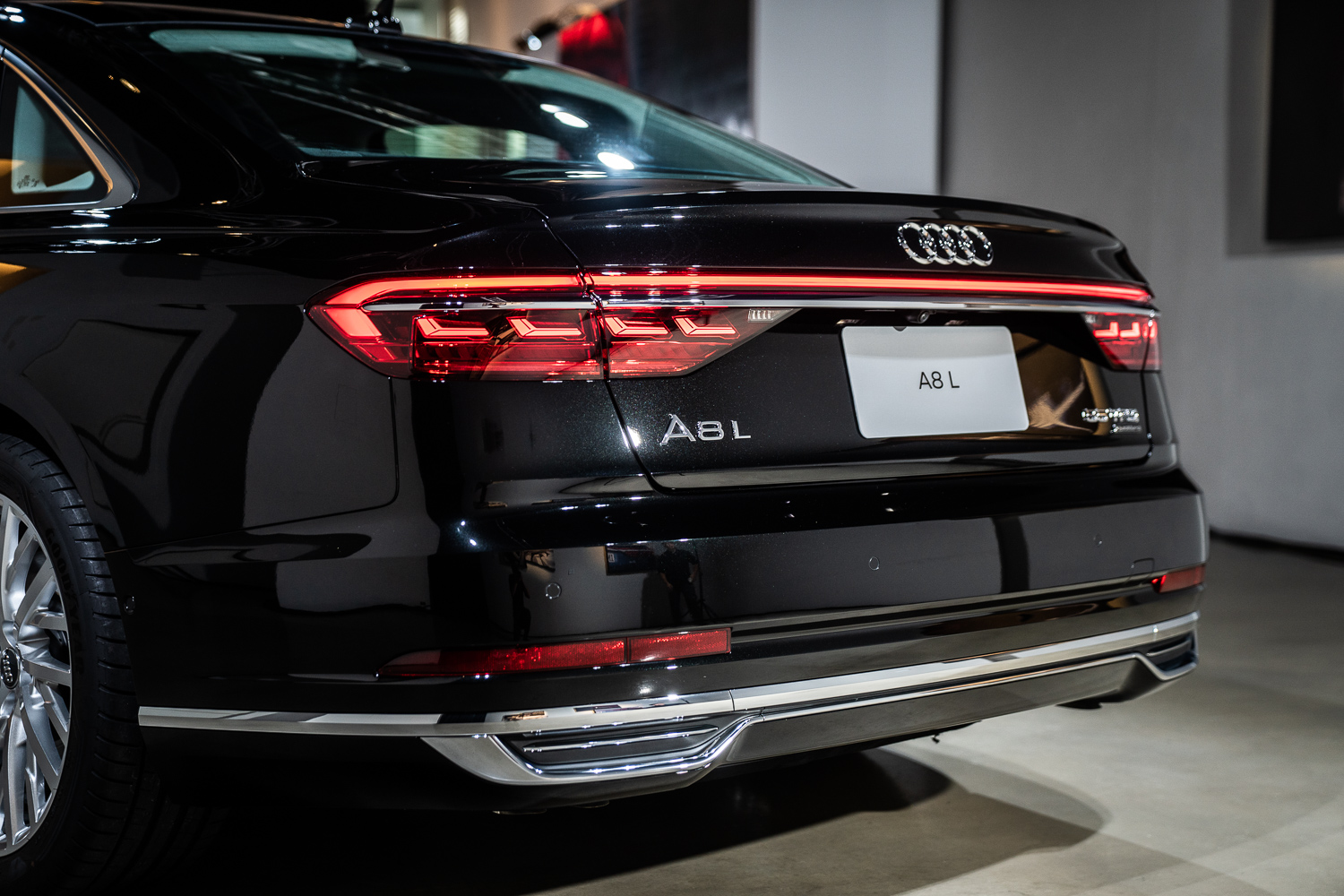 Audi OLED 動態尾燈每側包含四層極薄，由厚度不到一釐米的發光組件所構成；更可於車輛上鎖及解鎖時揭示獨特動態燈光展演。