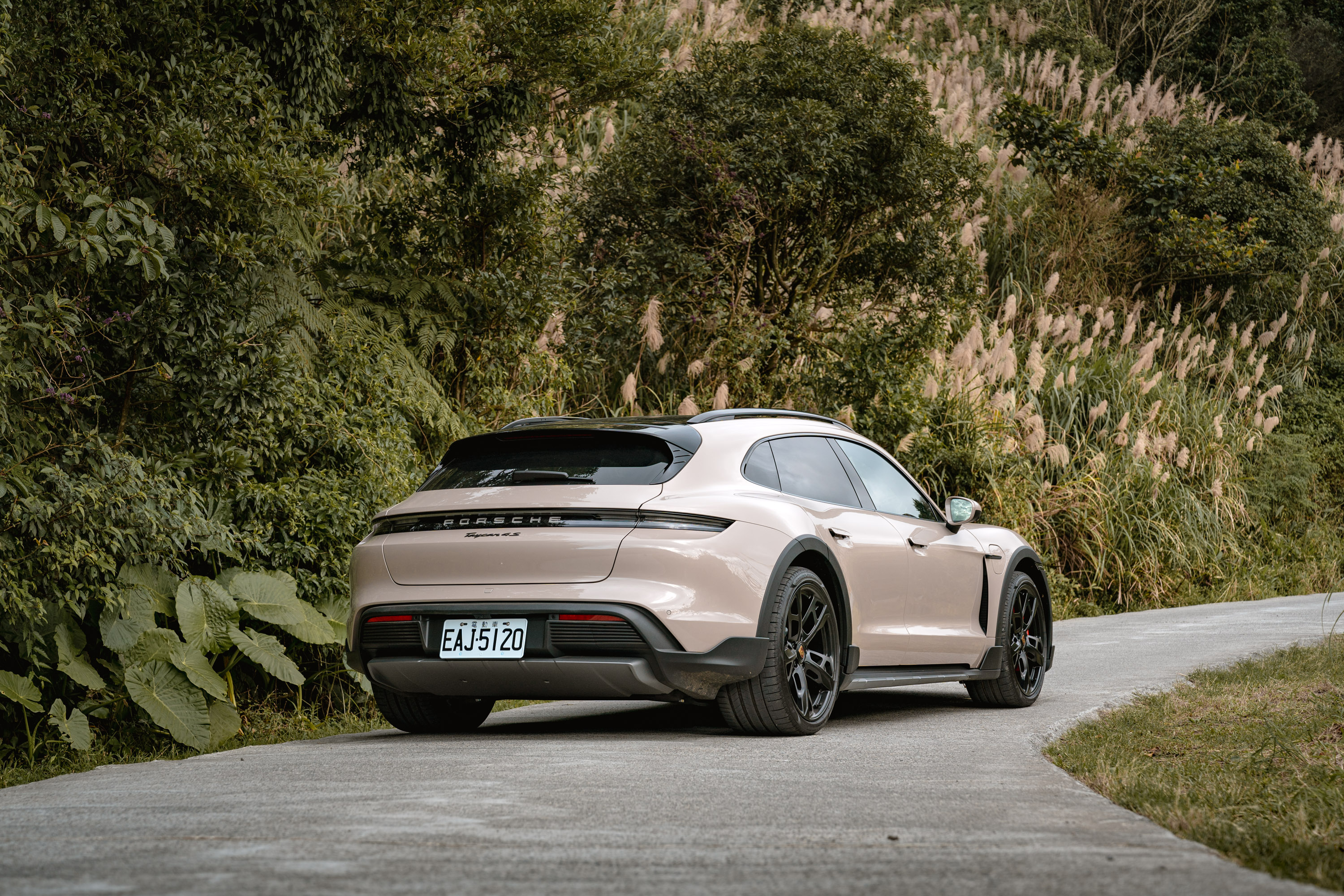 這次來回柏油路面與水泥鋪裝道路,腳上踩的是標準配胎Pirelli P ZERO跑胎。