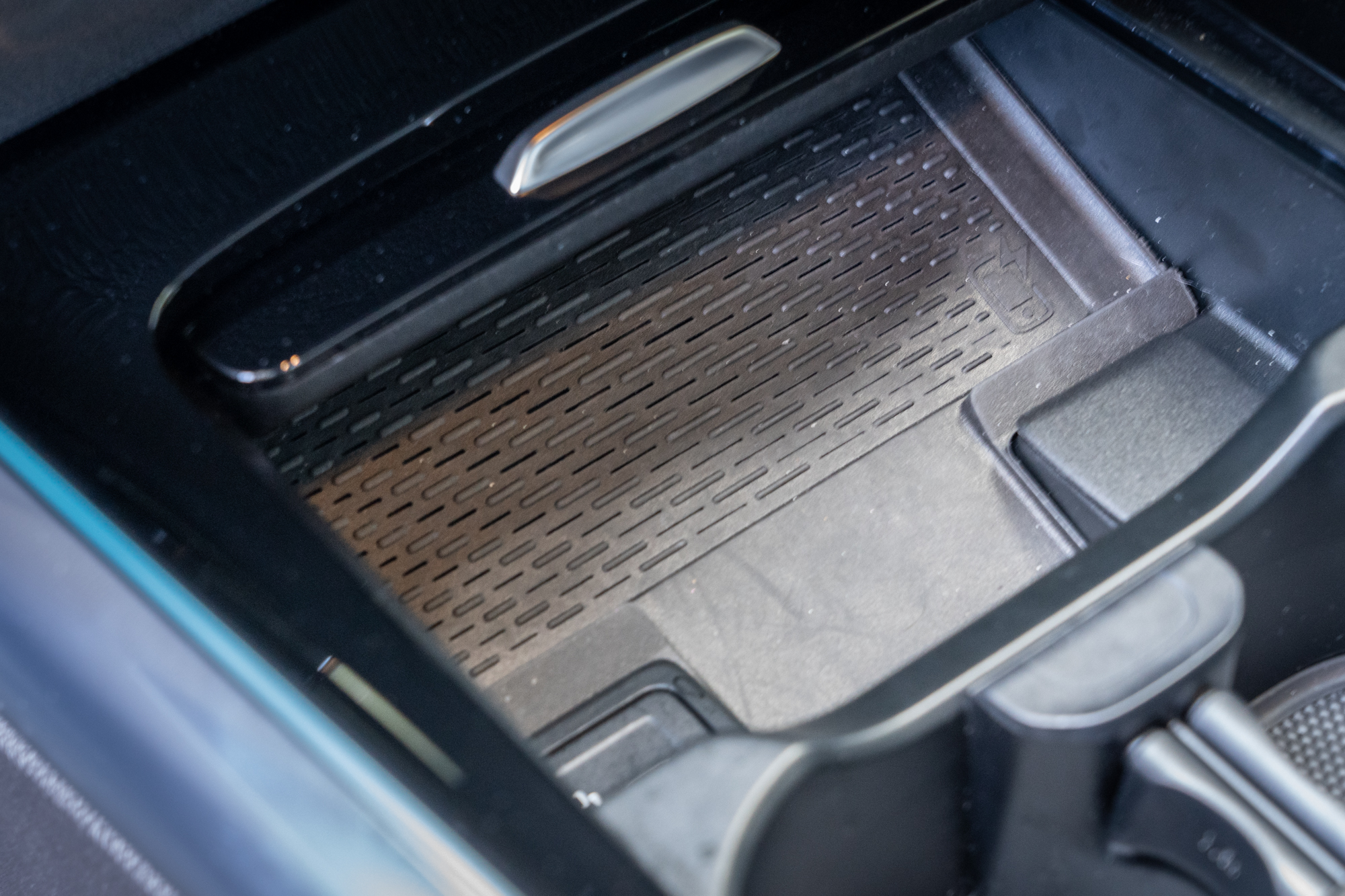 手機無線充電板也列為標準配備。