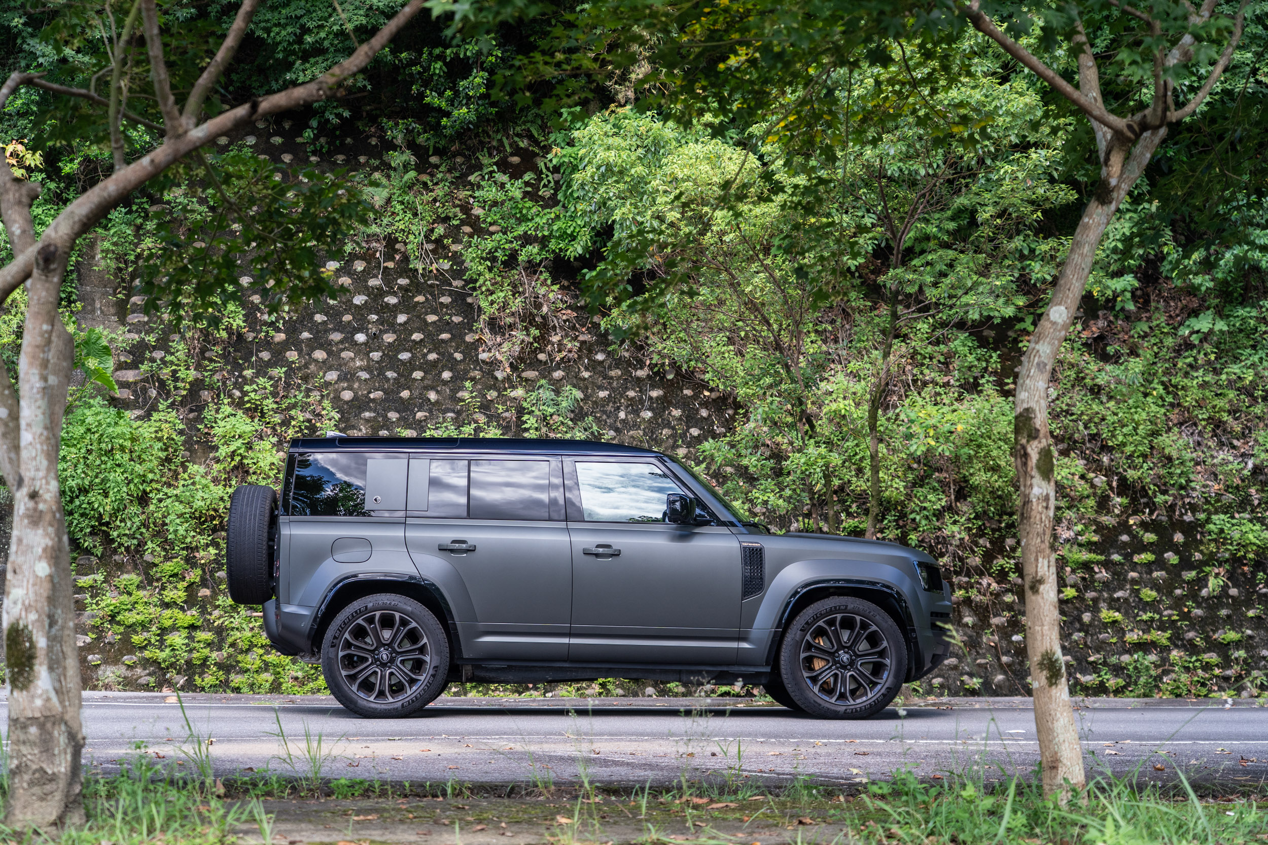 試駕車款為Defender OCTA Edition One,建議售價新台幣858萬元起。