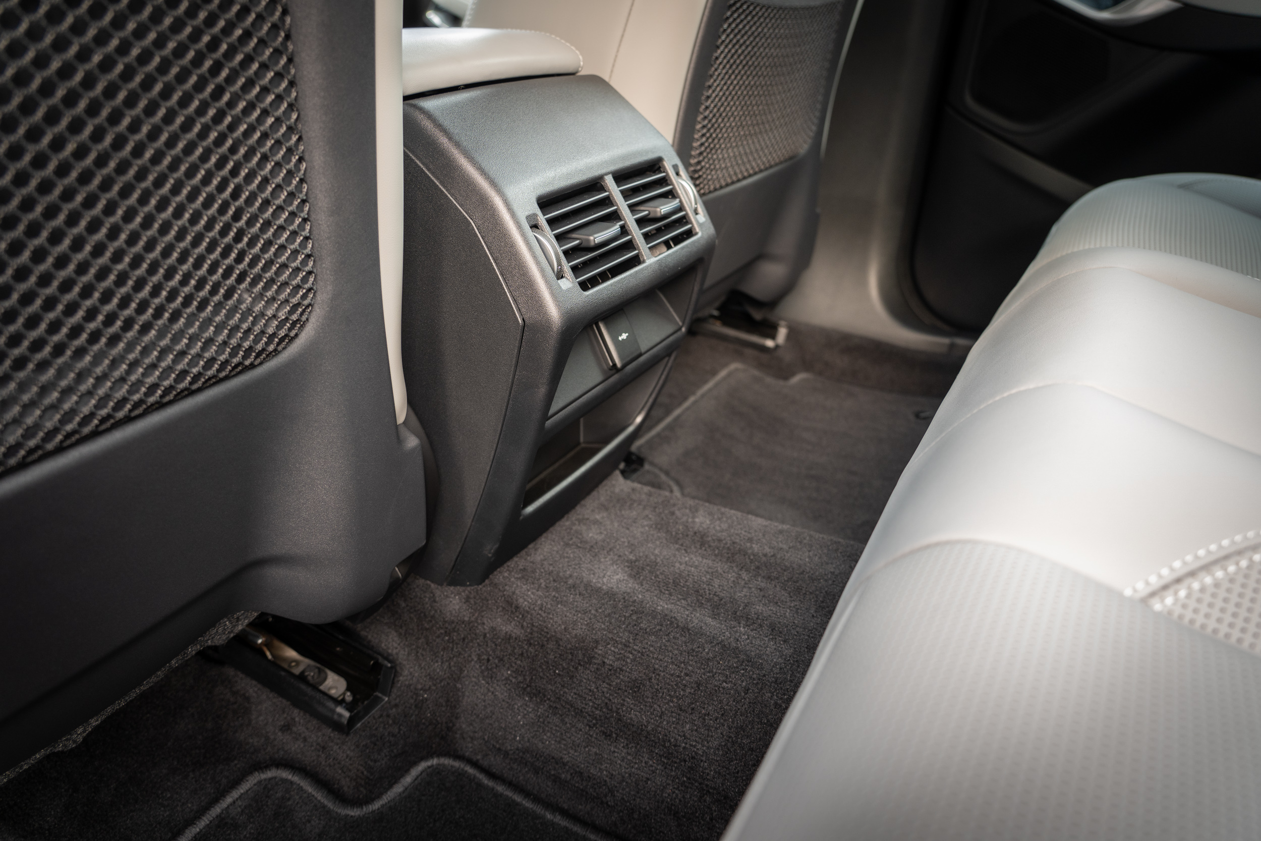 具備後座出風口,由於四輪驅動配置,因此中央龍谷處隆起明顯。