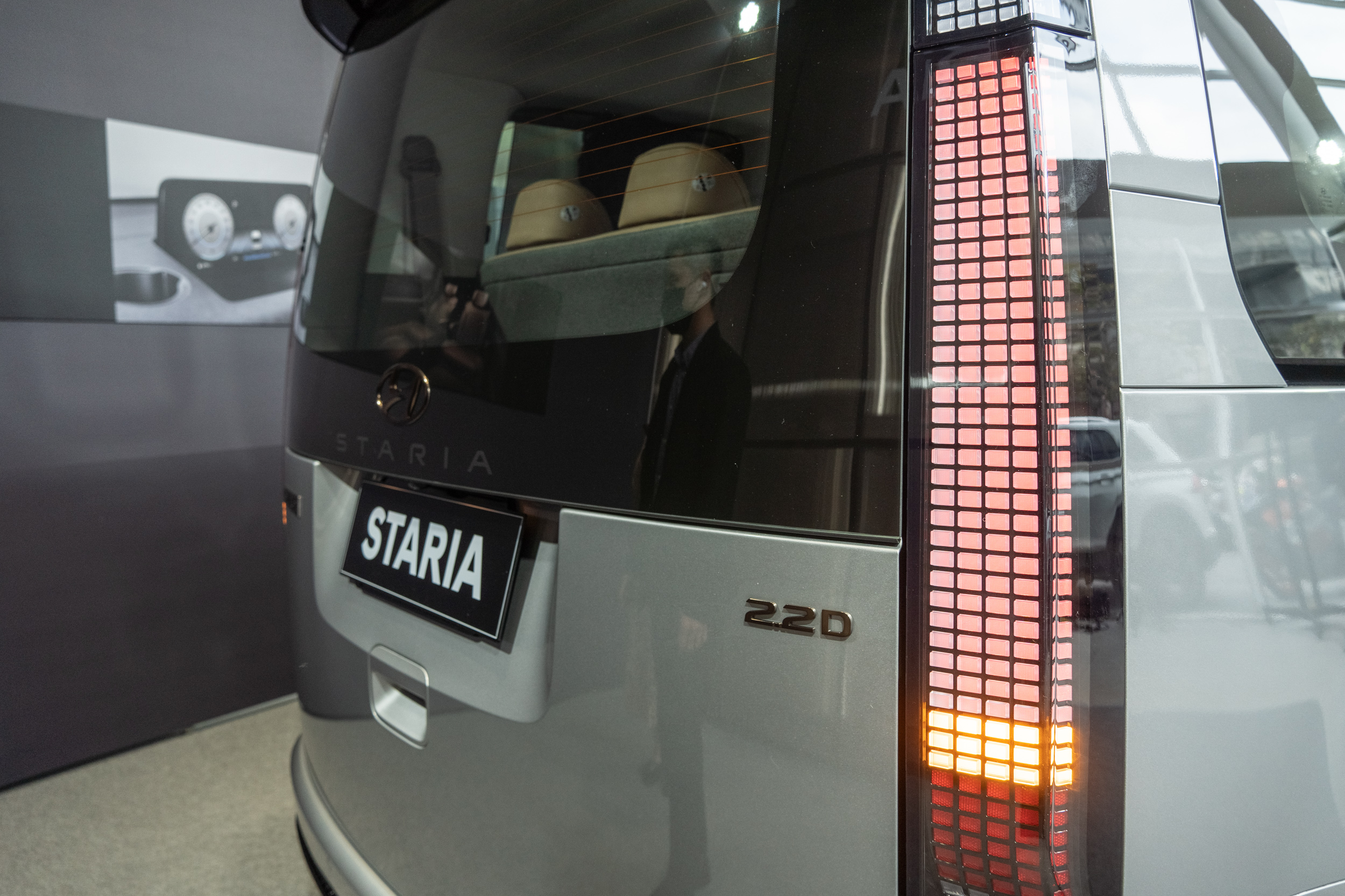 車尾使用光柱式尾燈以及隱藏式尾門雨刷。