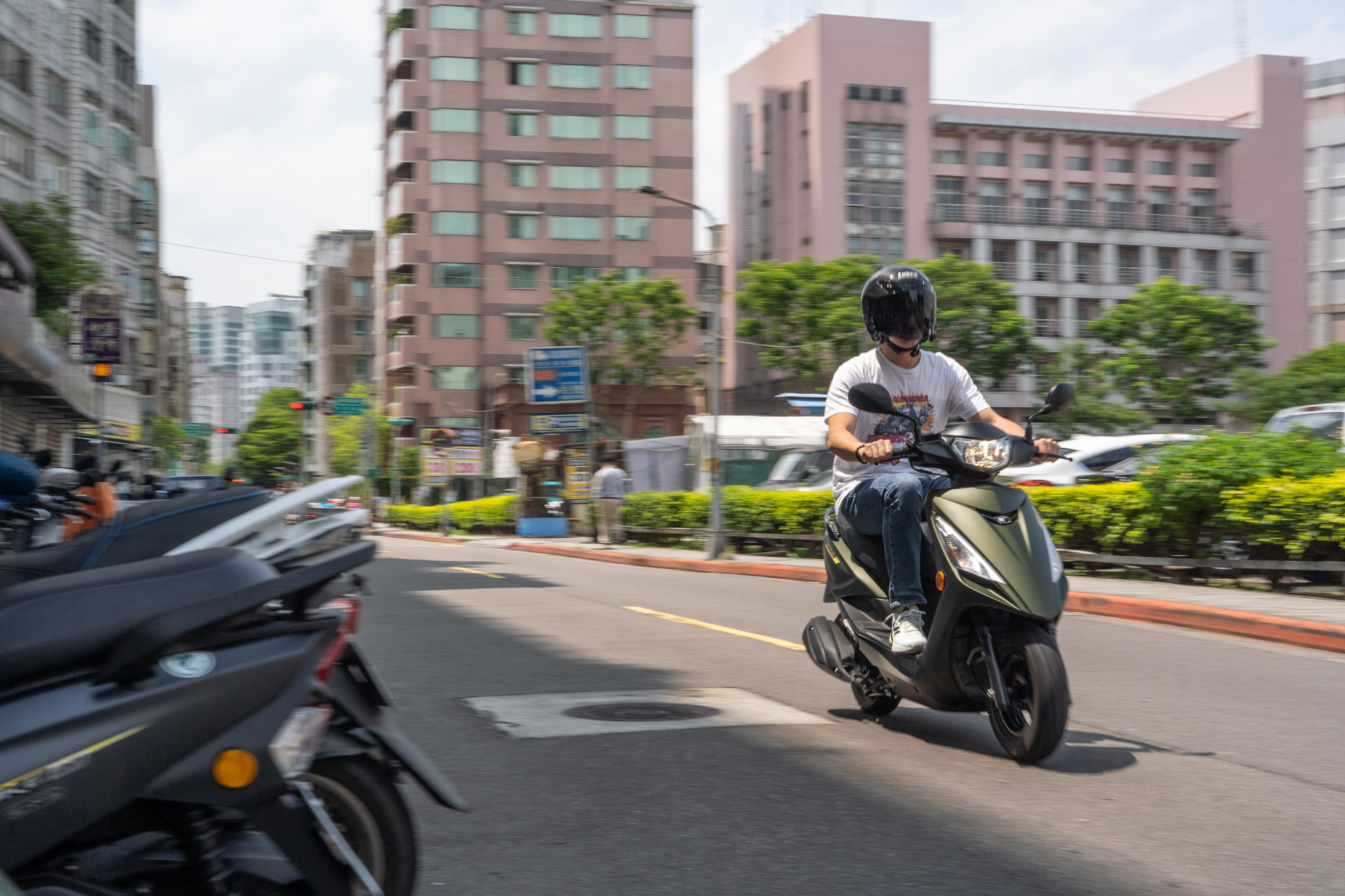 大地名流 125 擁有的 9.6ps 最大馬力雖然不到驚艷,但穩定順暢的輸出特性,完全無需適應就能高度掌控。